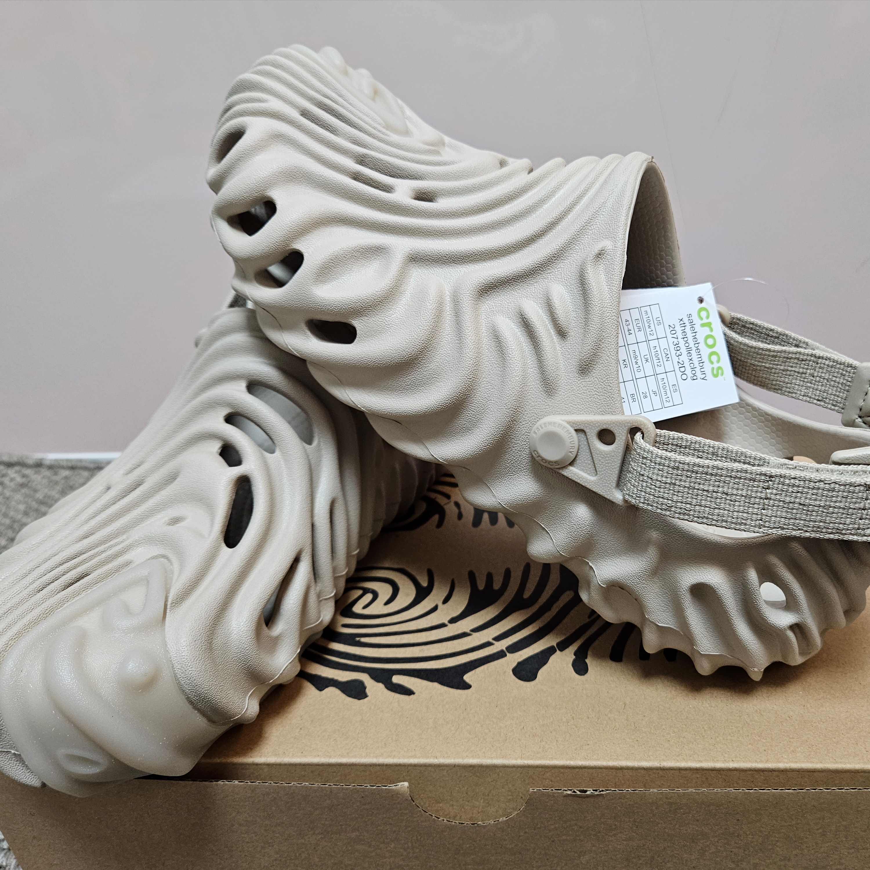 Crocs x Salehe Bembury Pollex Clog Horchata 착용 스타일 - 4
