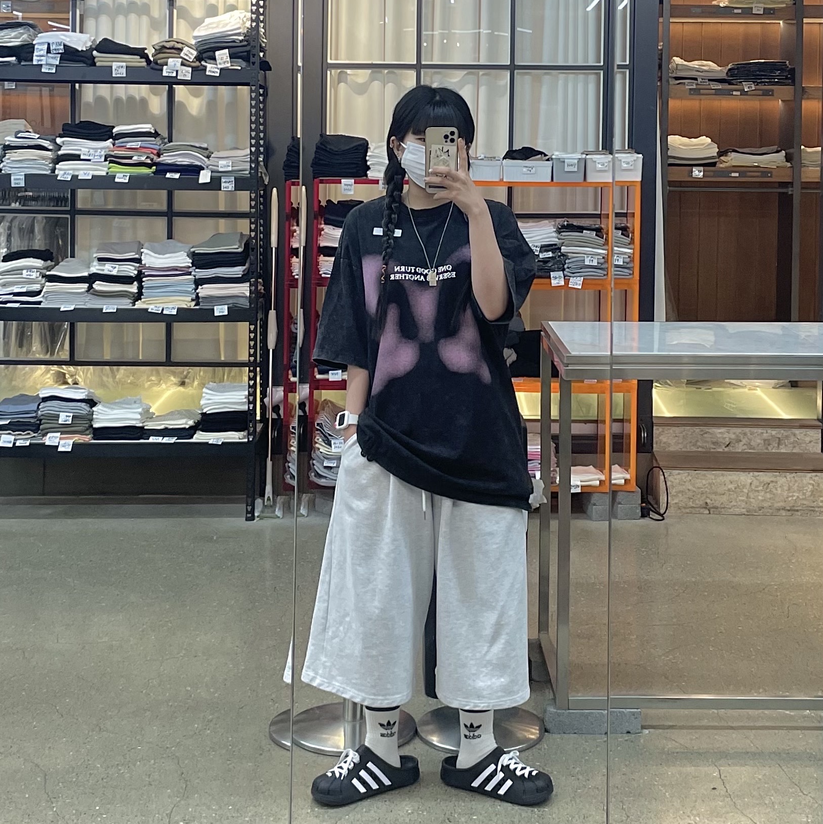 Adidas Adilette Clog Black White 착용 스타일