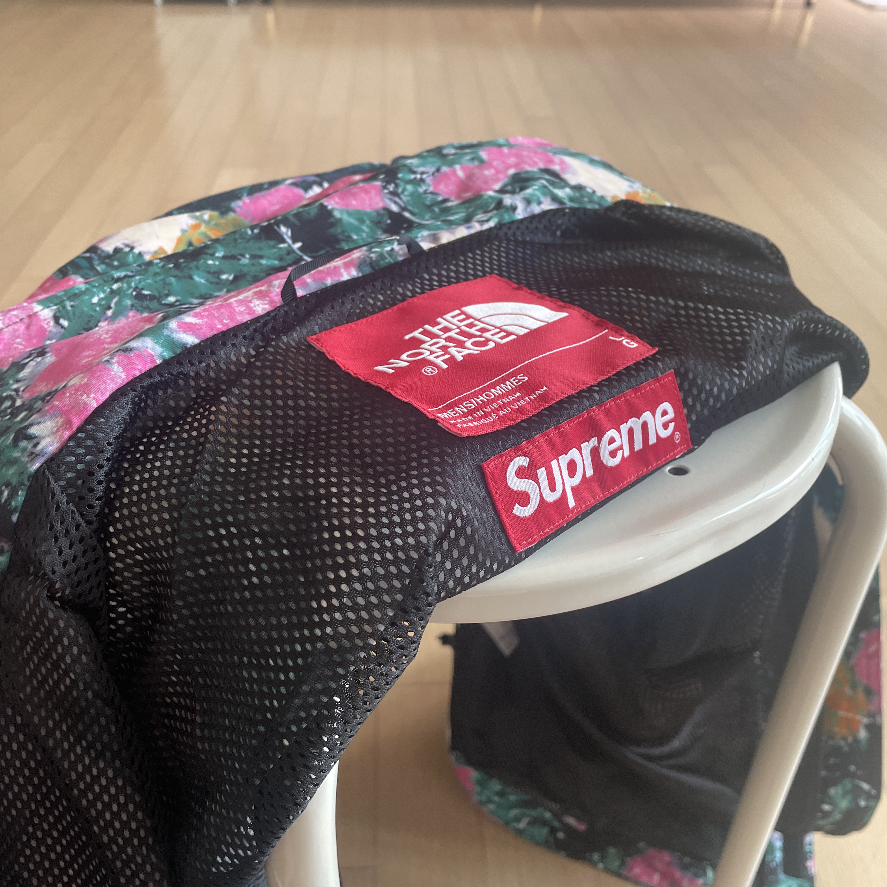 Supreme x The North Face Trekking Convertible Jacket Flowers - 22SS 착용 스타일