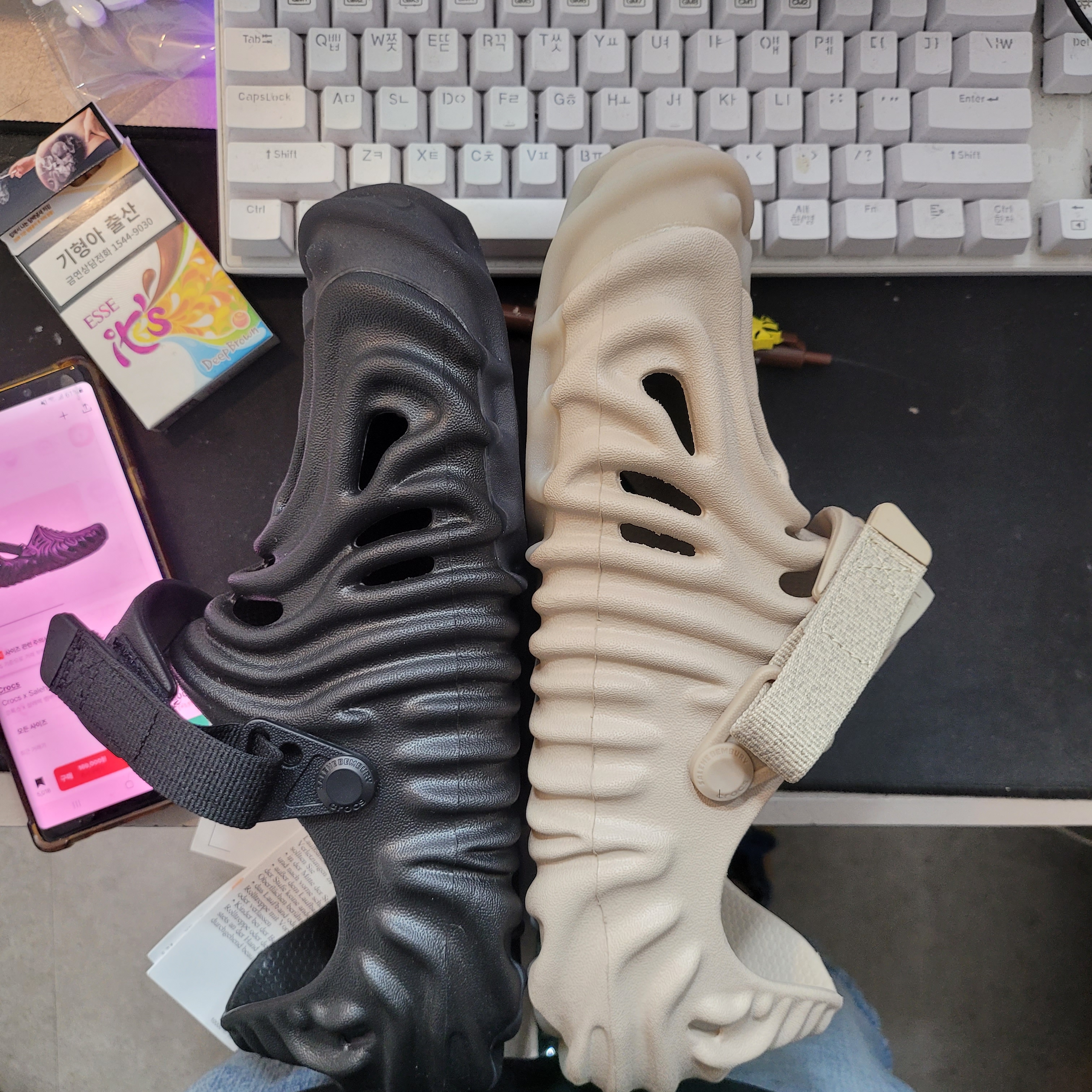 Crocs x Salehe Bembury Pollex Clog Horchata 착용 스타일 - 1