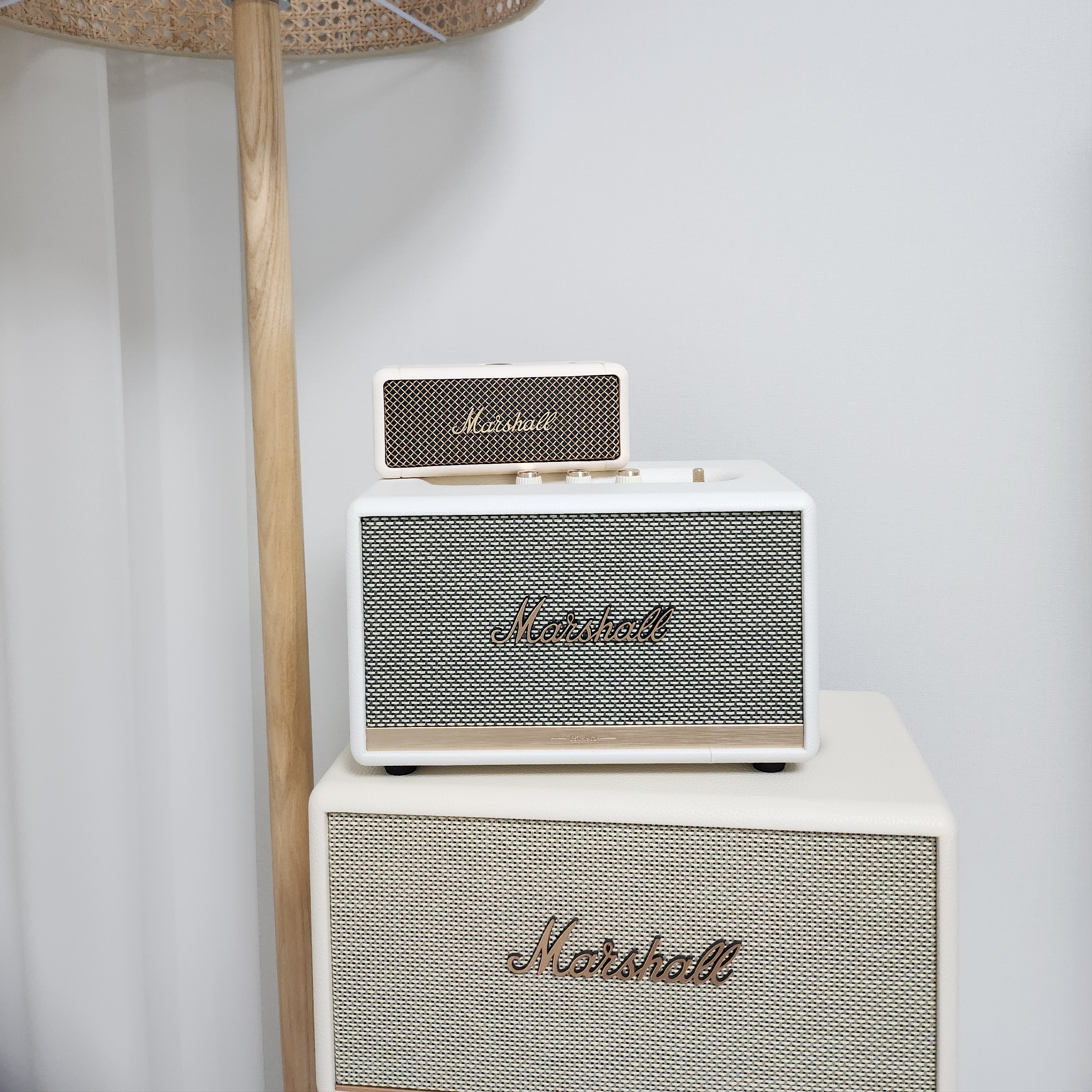 Marshall Emberton II Cream (Korean Ver.), Marshall Acton II Bluetooth White (Korean Ver.) 착용 스타일
