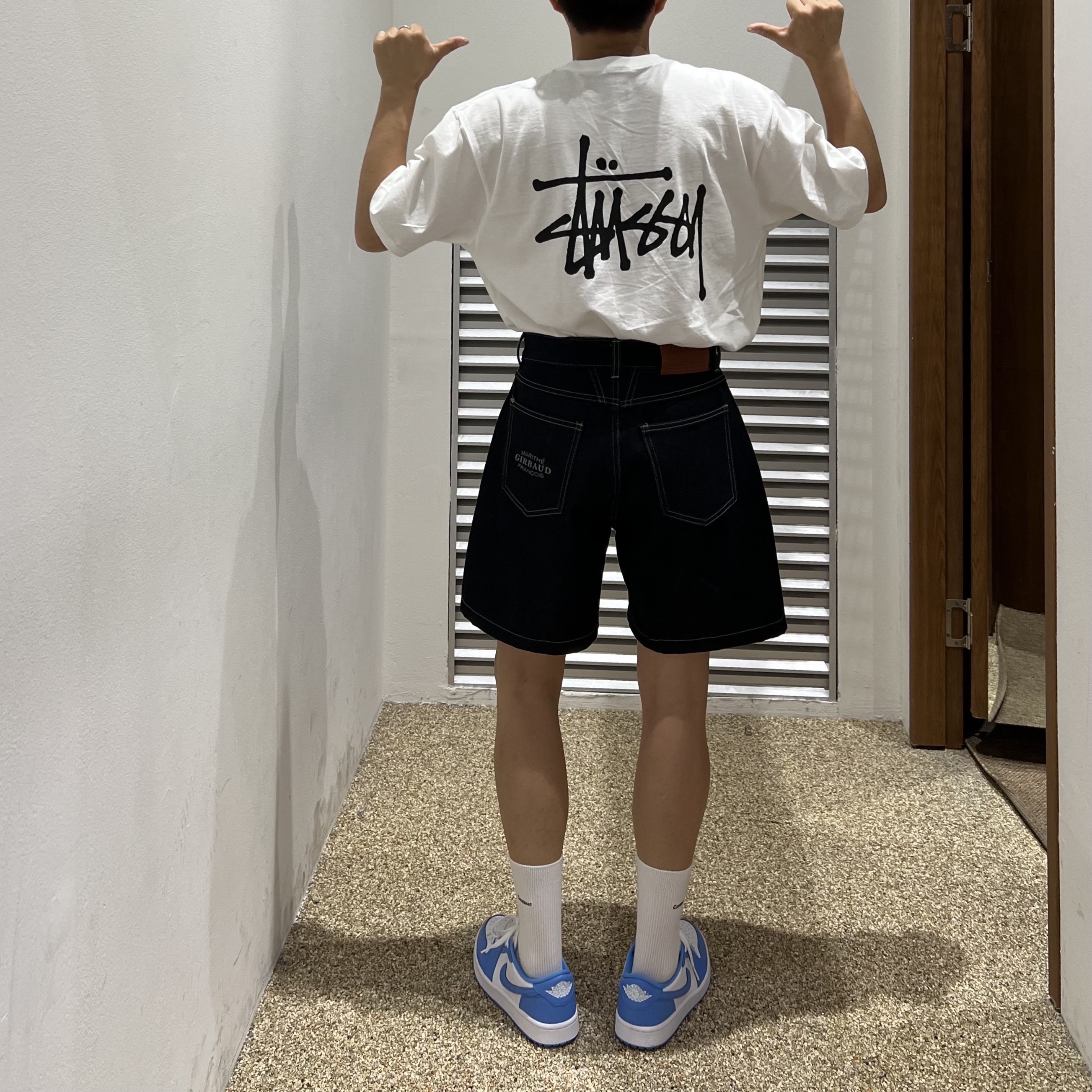 Jordan 1 Low Golf White and University Blue, Stussy Basic Stussy T-Shirt White 2023 착용 스타일