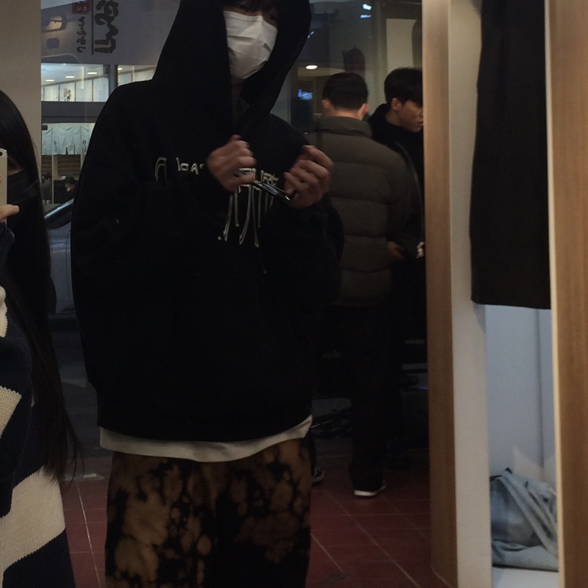Gentle Monster x Maison Margiela MM004 Black Black, Hoka Bondi 7 Black - Wide 착용 스타일 - 2