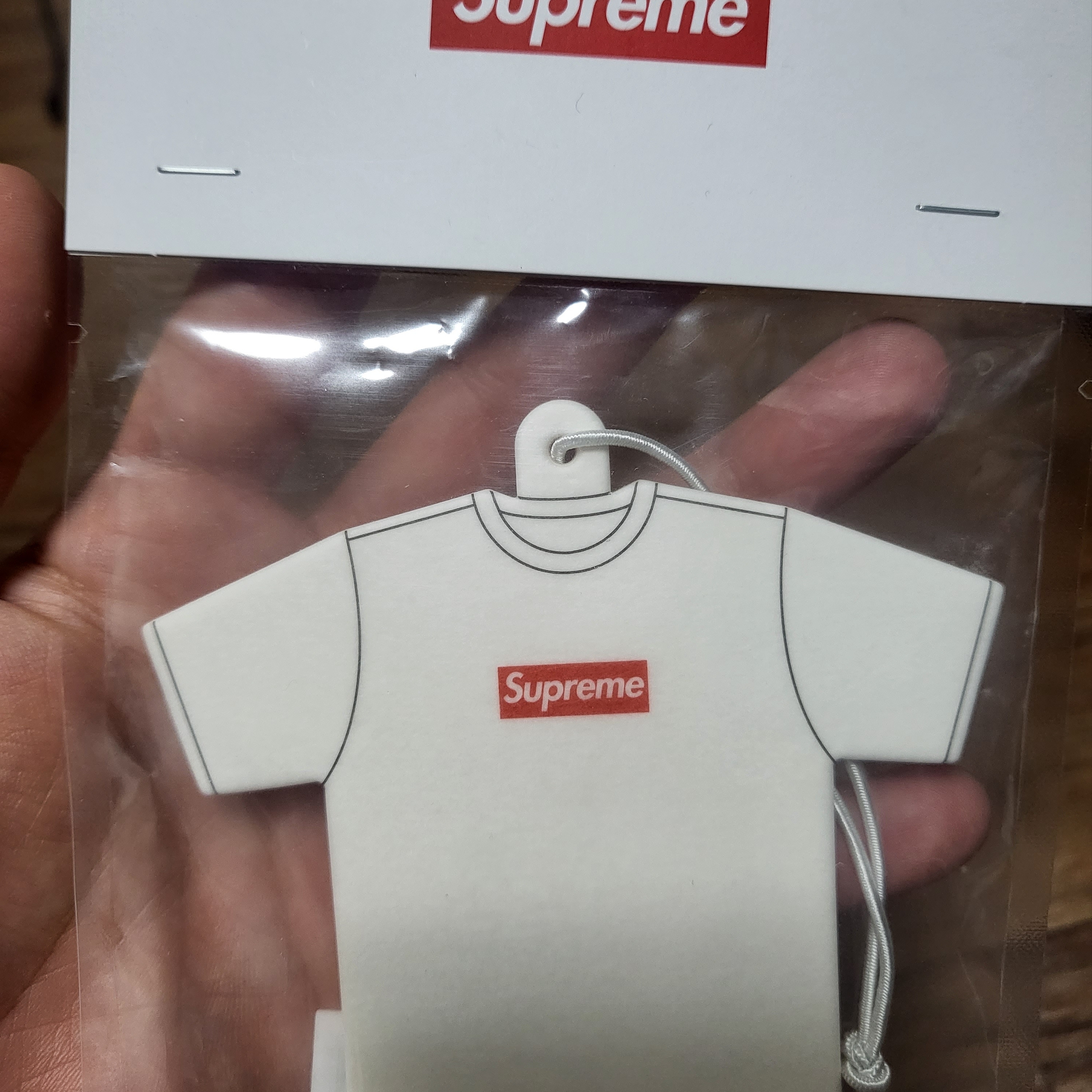 Supreme Kuumba T-Shirt Air Freshener White - 22FW 착용 스타일