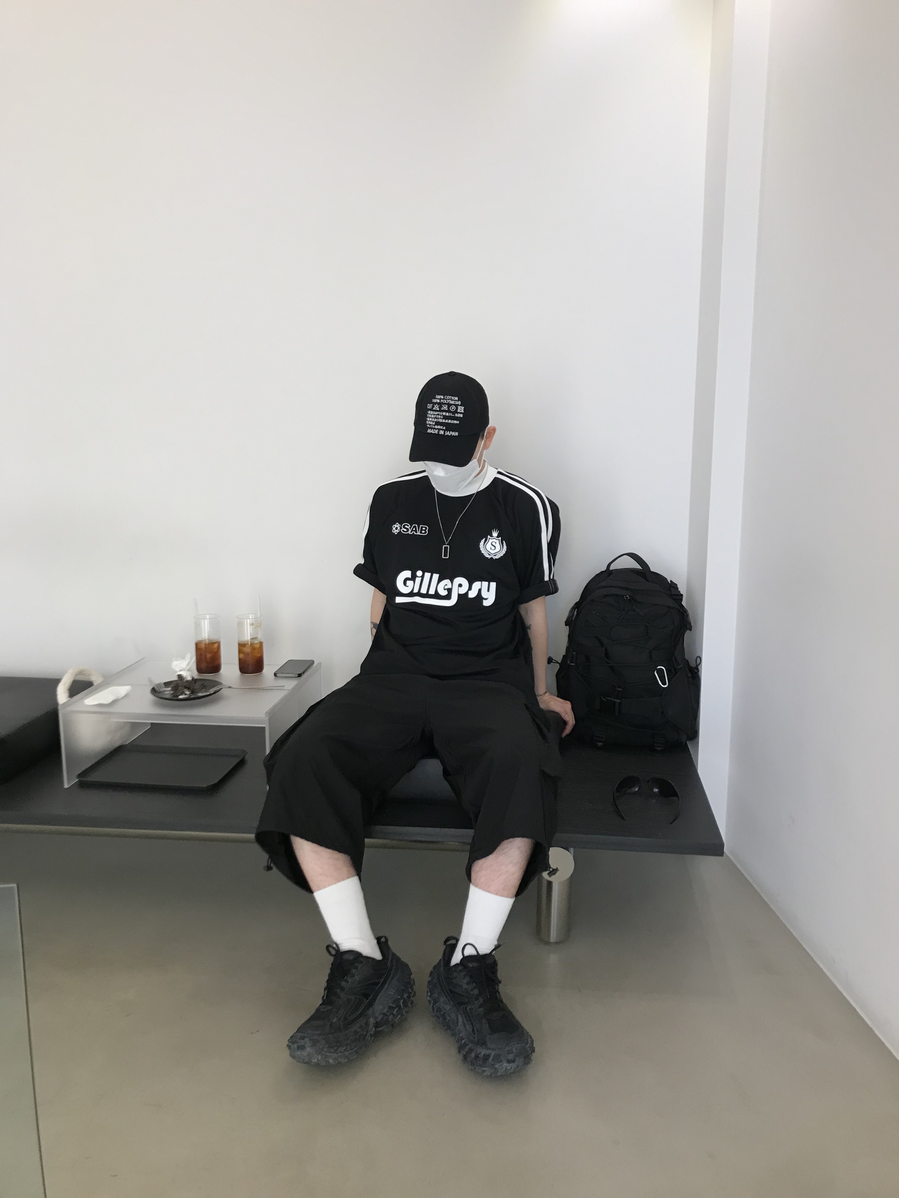 Balenciaga Defender Sneakers Black 착용 스타일 - 1