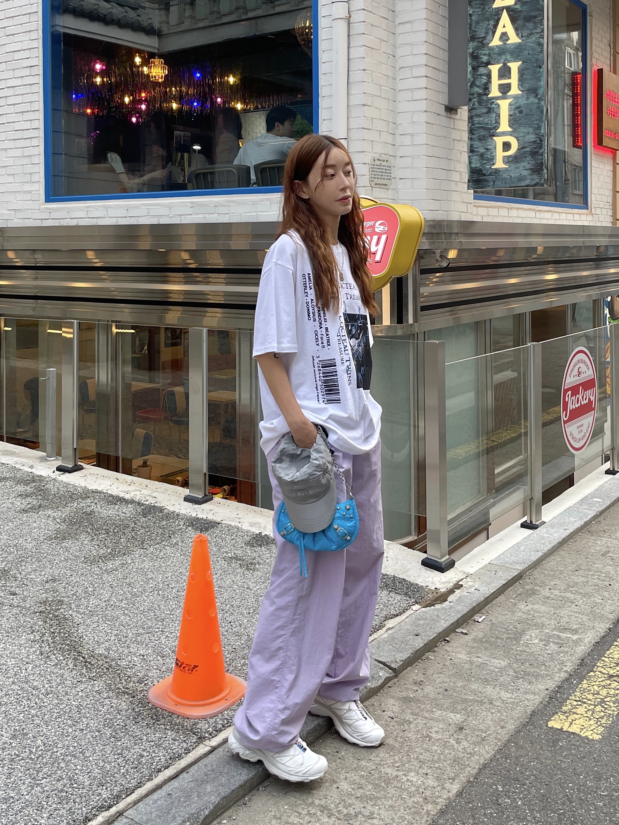 Balenciaga Crocodile Embossed Le Cagole Mini Purse with Chain White, Salomon XT-6 ADV White 착용 스타일 - 1