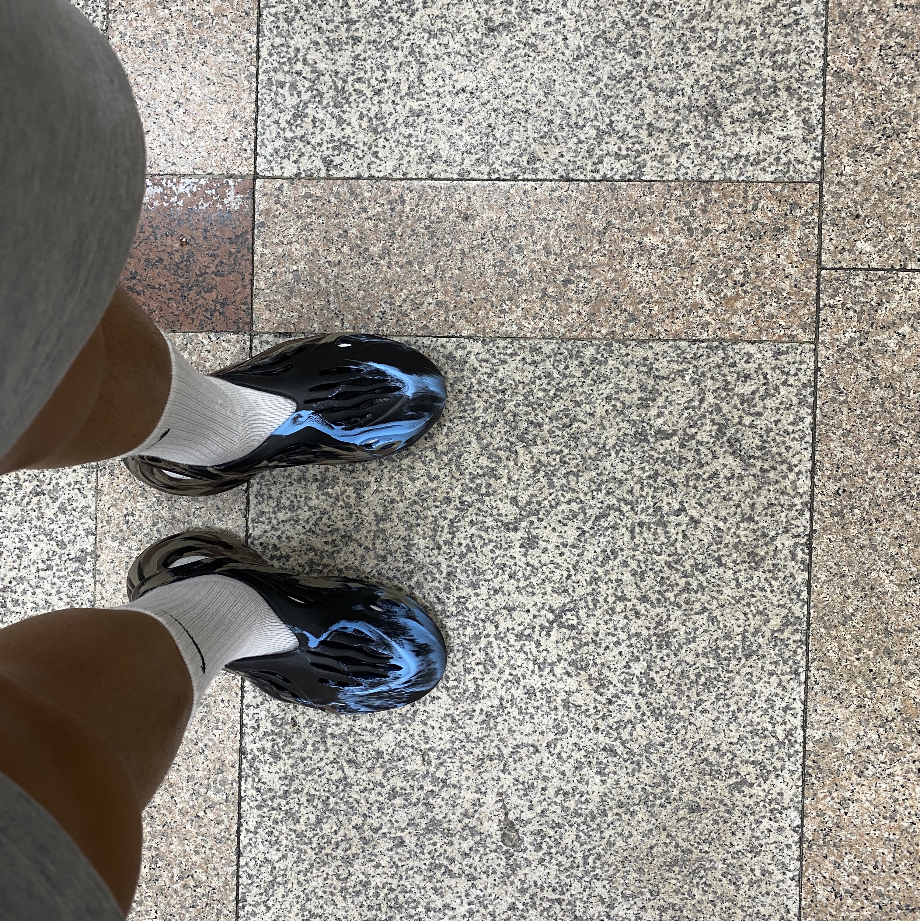 Adidas Yeezy Foam RNNR MX Cinder 착용 스타일