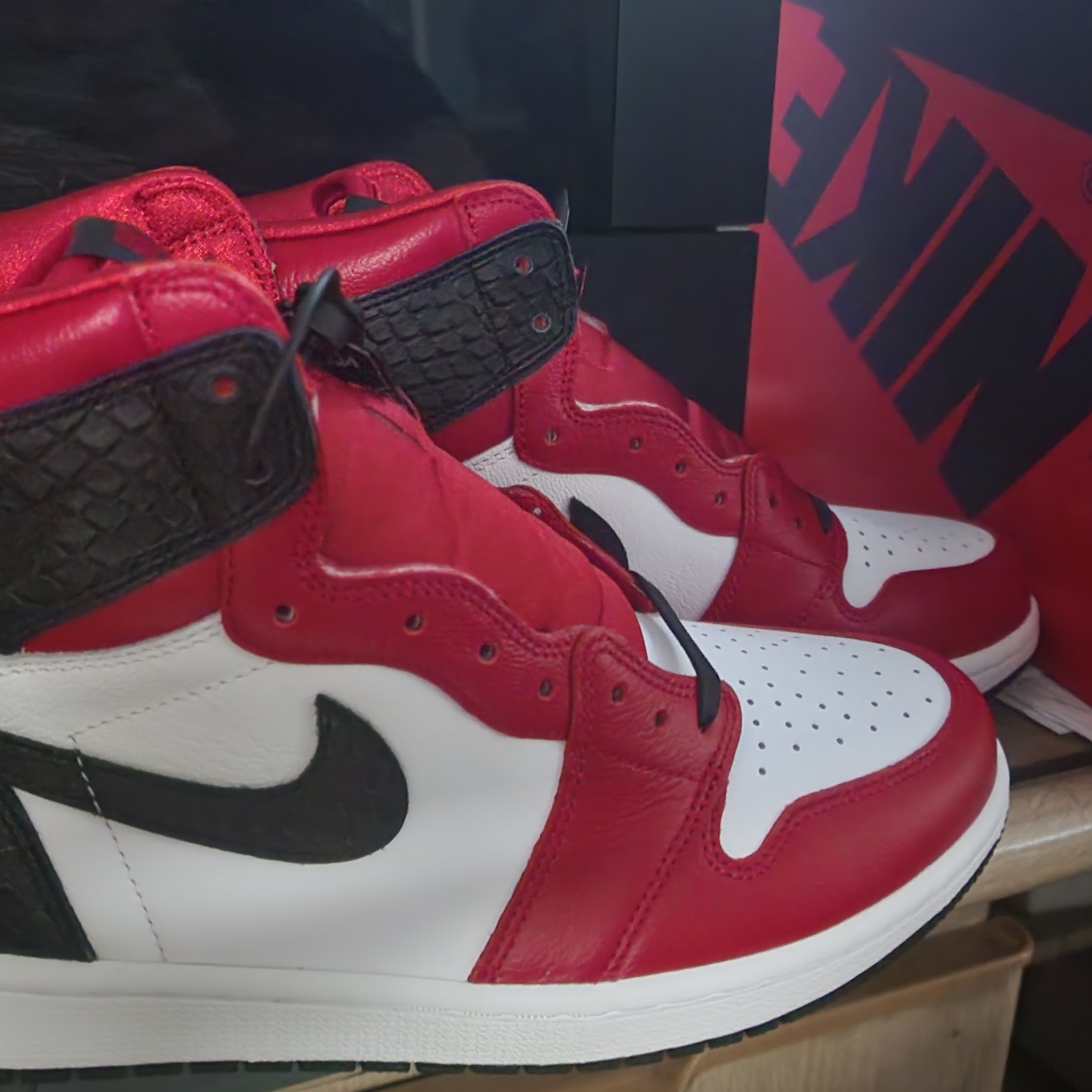 (W) Jordan 1 Retro High Satin Red 착용 스타일