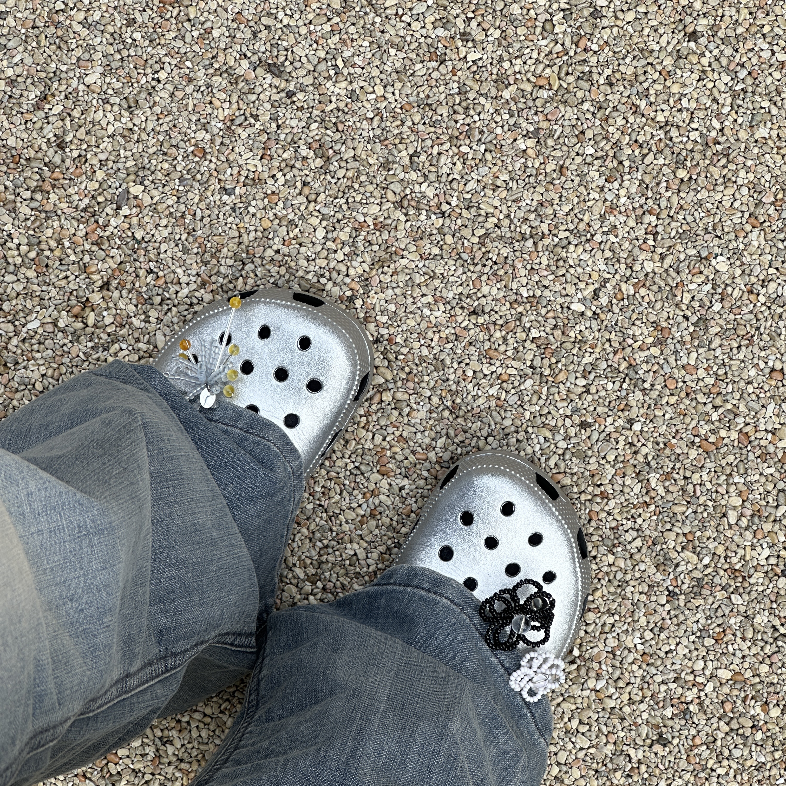 Crocs Classic Metallic Clog Silver 착용 스타일 - 1