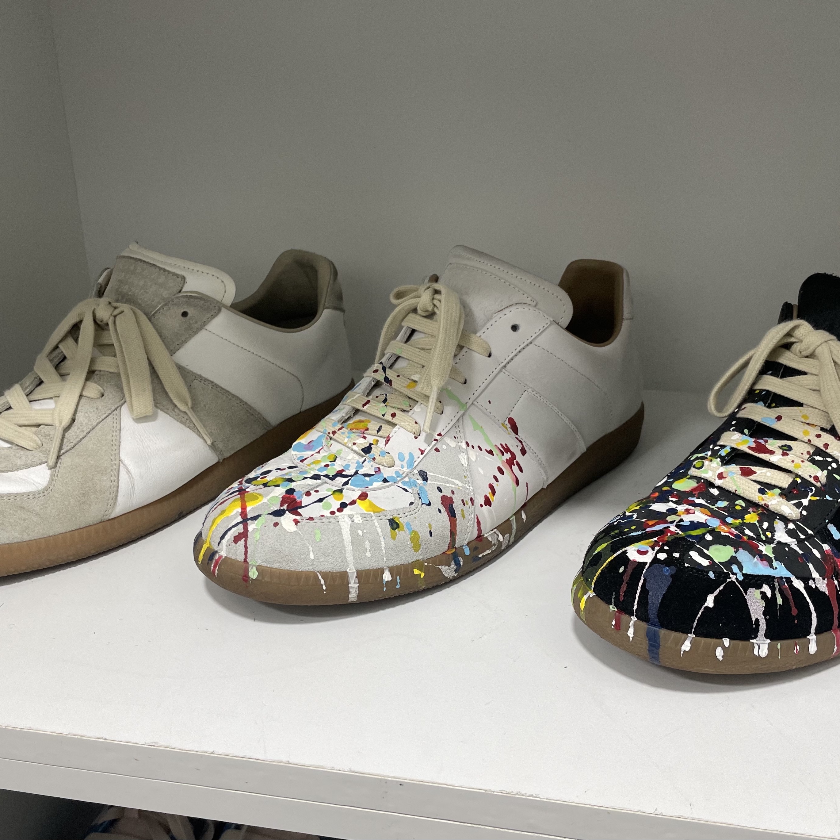 Maison Margiela Calfskin Replica Sneakers, Maison Margiela Replica Paint Drop Sneakers 착용 스타일