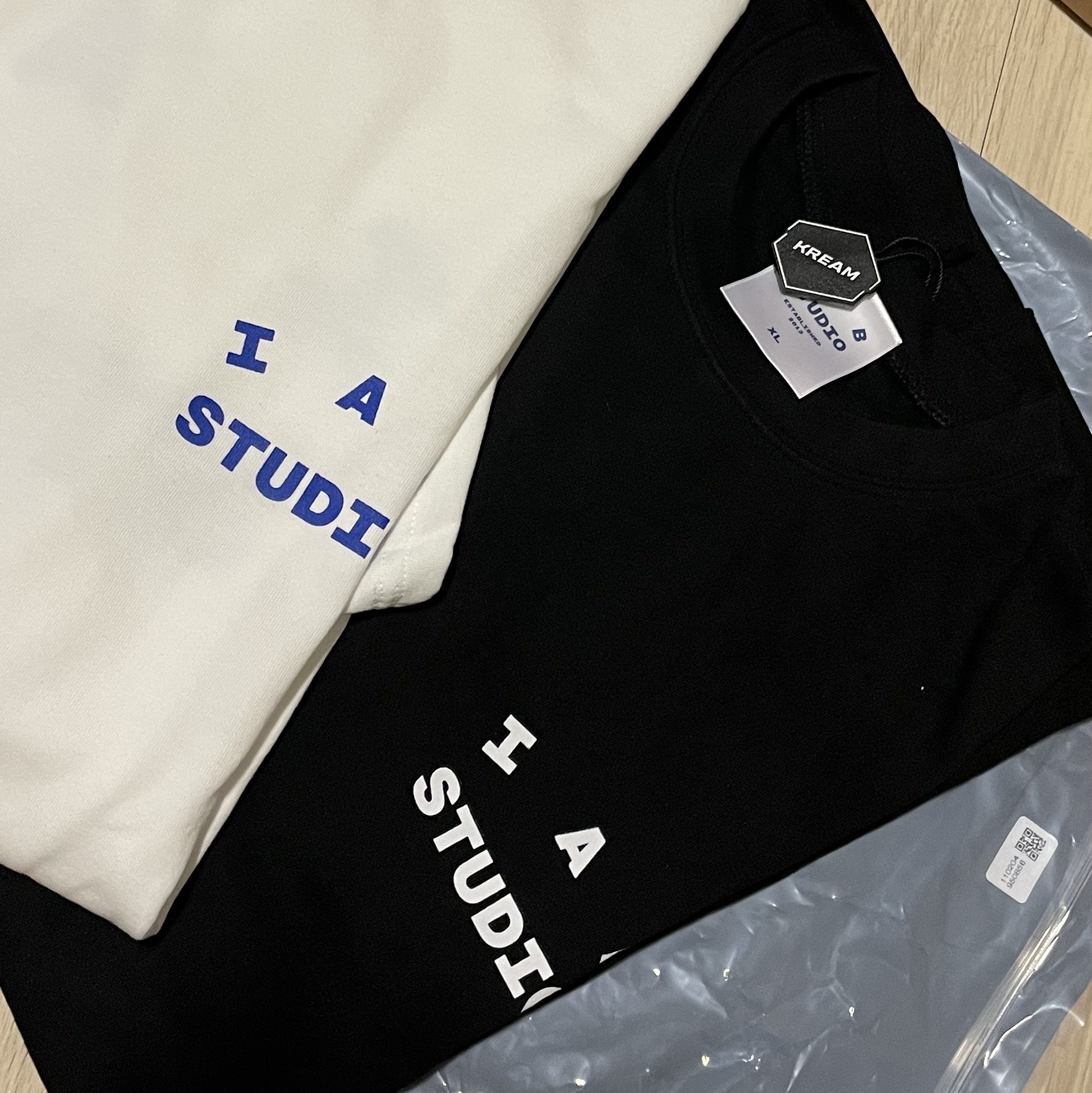 IAB Studio 10th Anniversary T-Shirts Pack White & Black (2 Pack) 착용 스타일