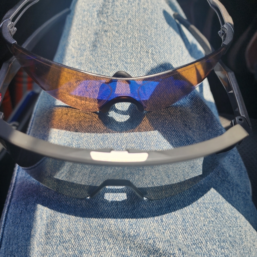 Oakley EV Zero Path Steel Frame Prizm Golf Lenses Low Bridge Fit, Oakley Sutro Polished Black Frame Prizm Black Lenses Low Bridge Fit 착용 스타일