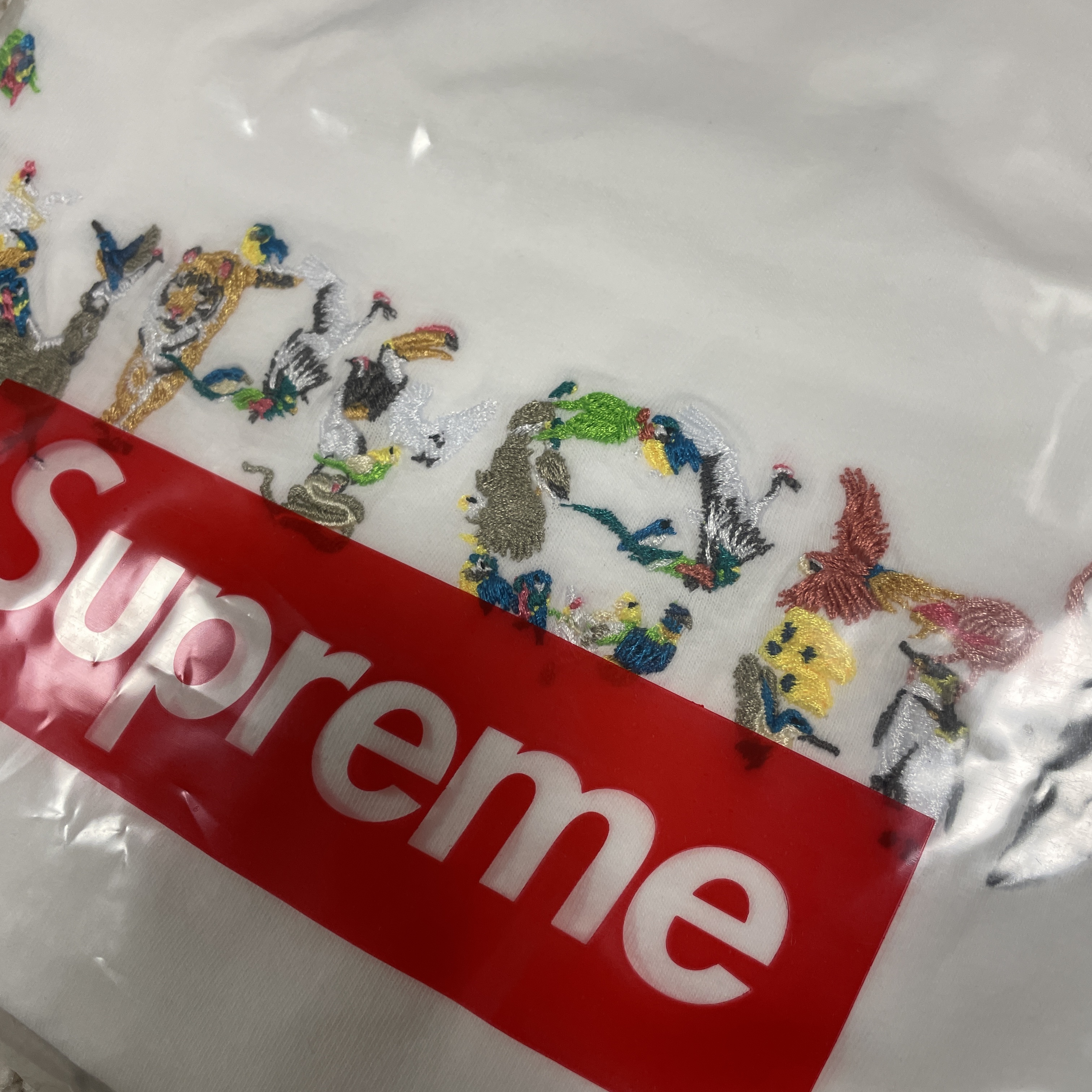 Supreme Animal Kingdom S/S Top White - 23SS, Supreme Animal Kingdom S/S Top Dark Navy - 23SS 착용 스타일 - 2