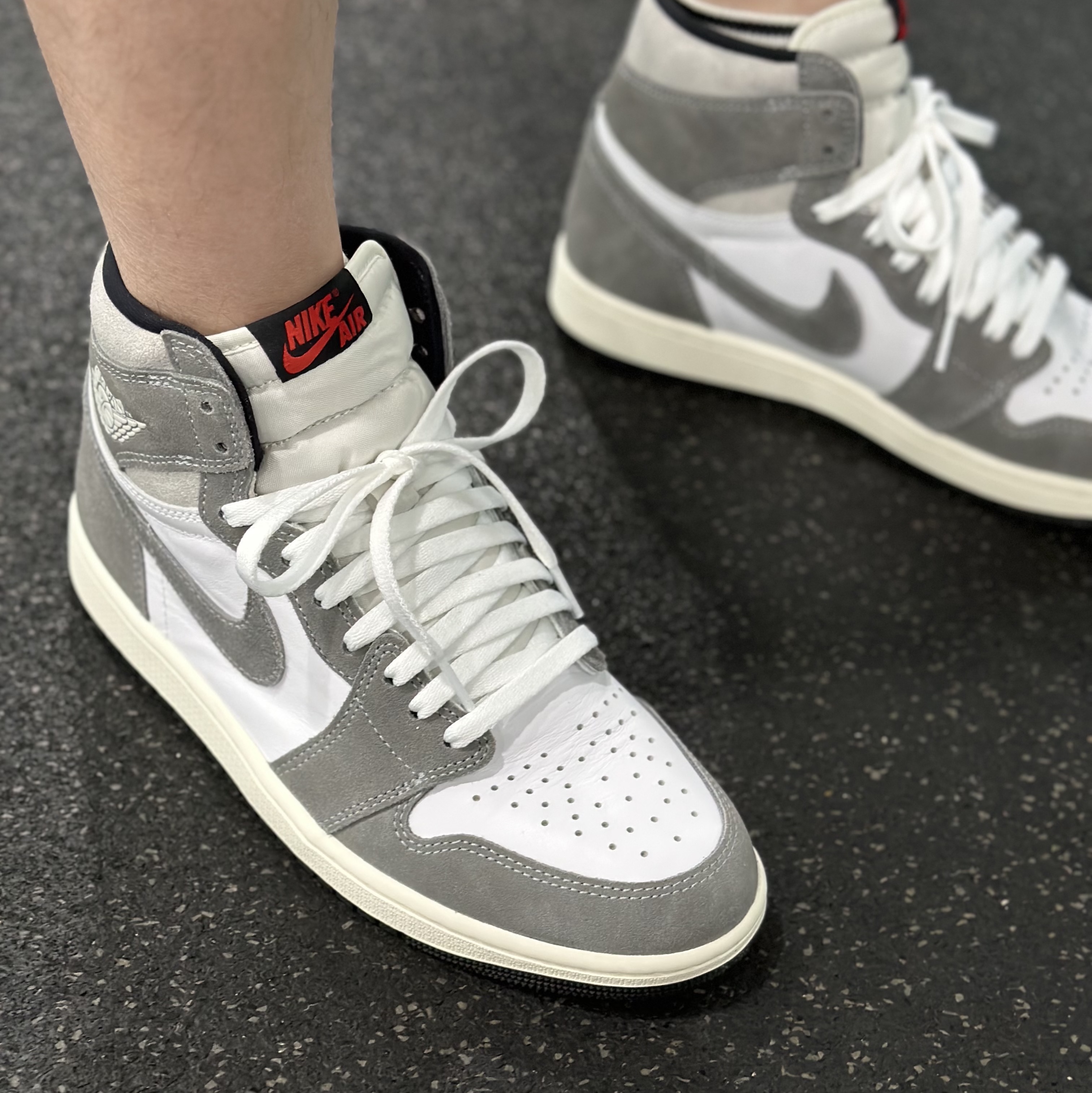 Jordan 1 Retro High OG Black and Smoke Grey 착용 스타일 - 2