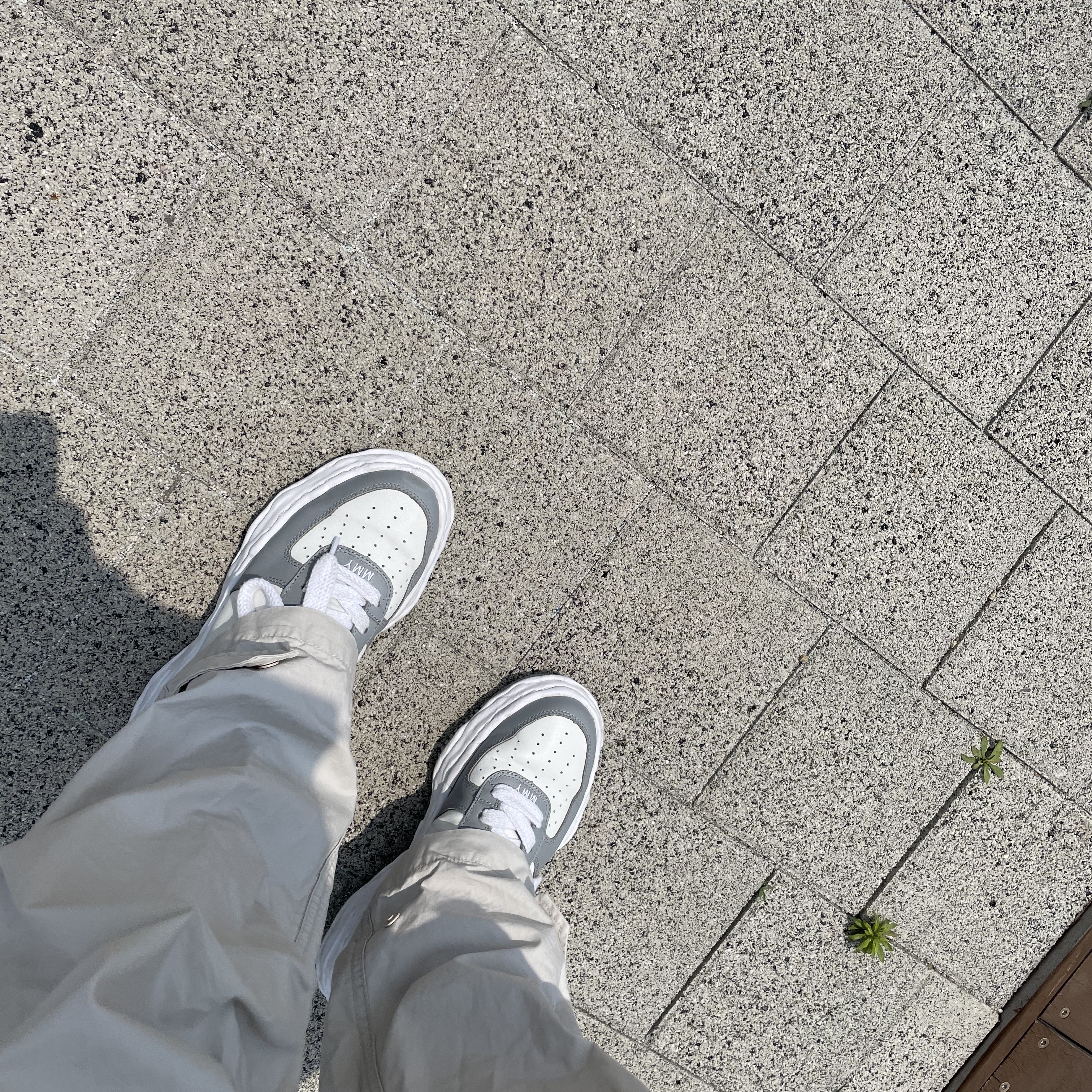 Maison Mihara Yasuhiro Wayne OG Sole Leather Low-top Sneakers Gray White 착용 스타일