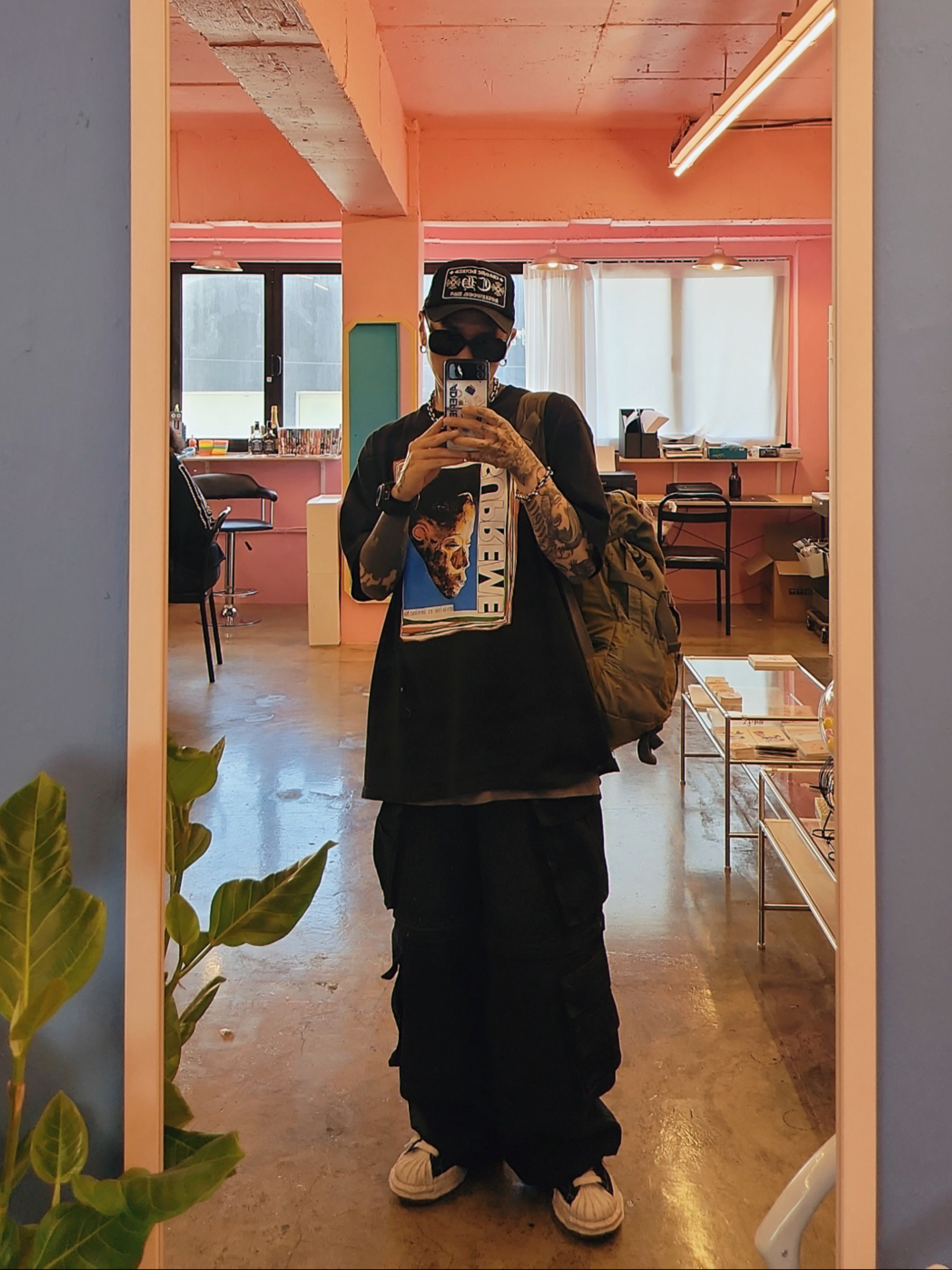 Project G/R Oversized Convertible Cargo Pants Coated Black, Maison Mihara Yasuhiro Blakey OG Sole Canvas Low-top Sneakers Black White 착용 스타일