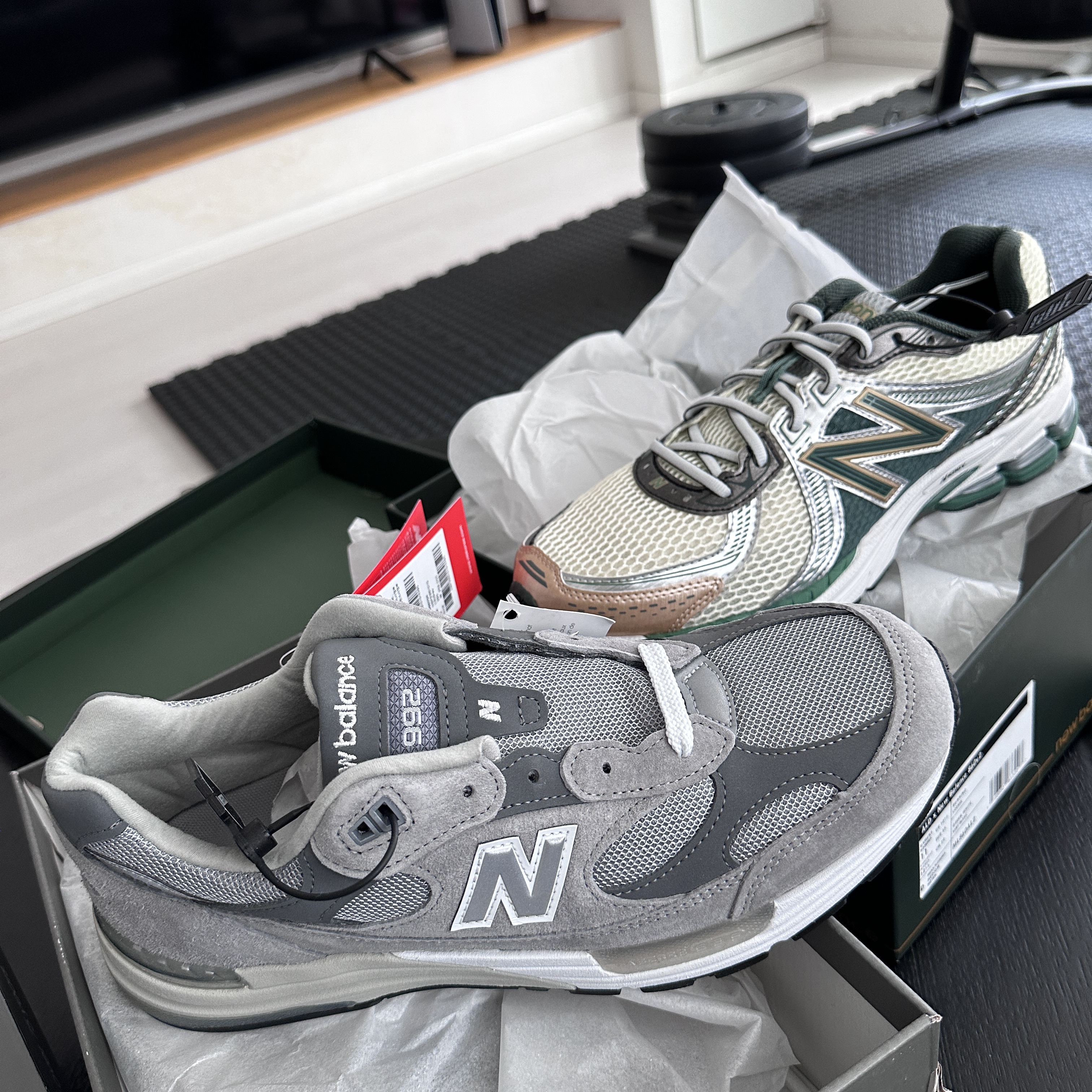 New Balance 992 Made in USA Grey - D Standard, New Balance x Aime Leon Dore 860v2 Green 착용 스타일