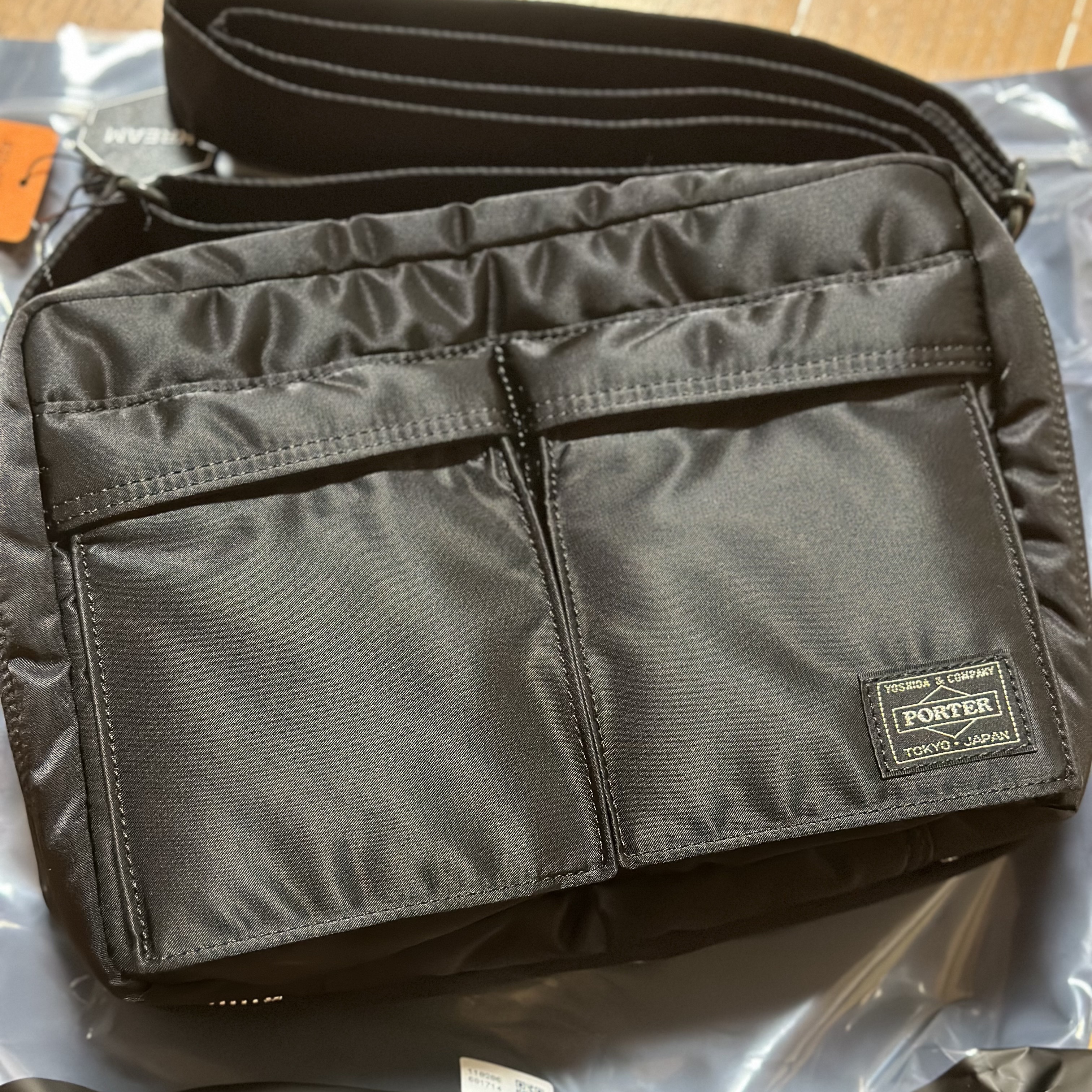 Porter Tanker Shoulder Bag S Black 착용 스타일 - 2
