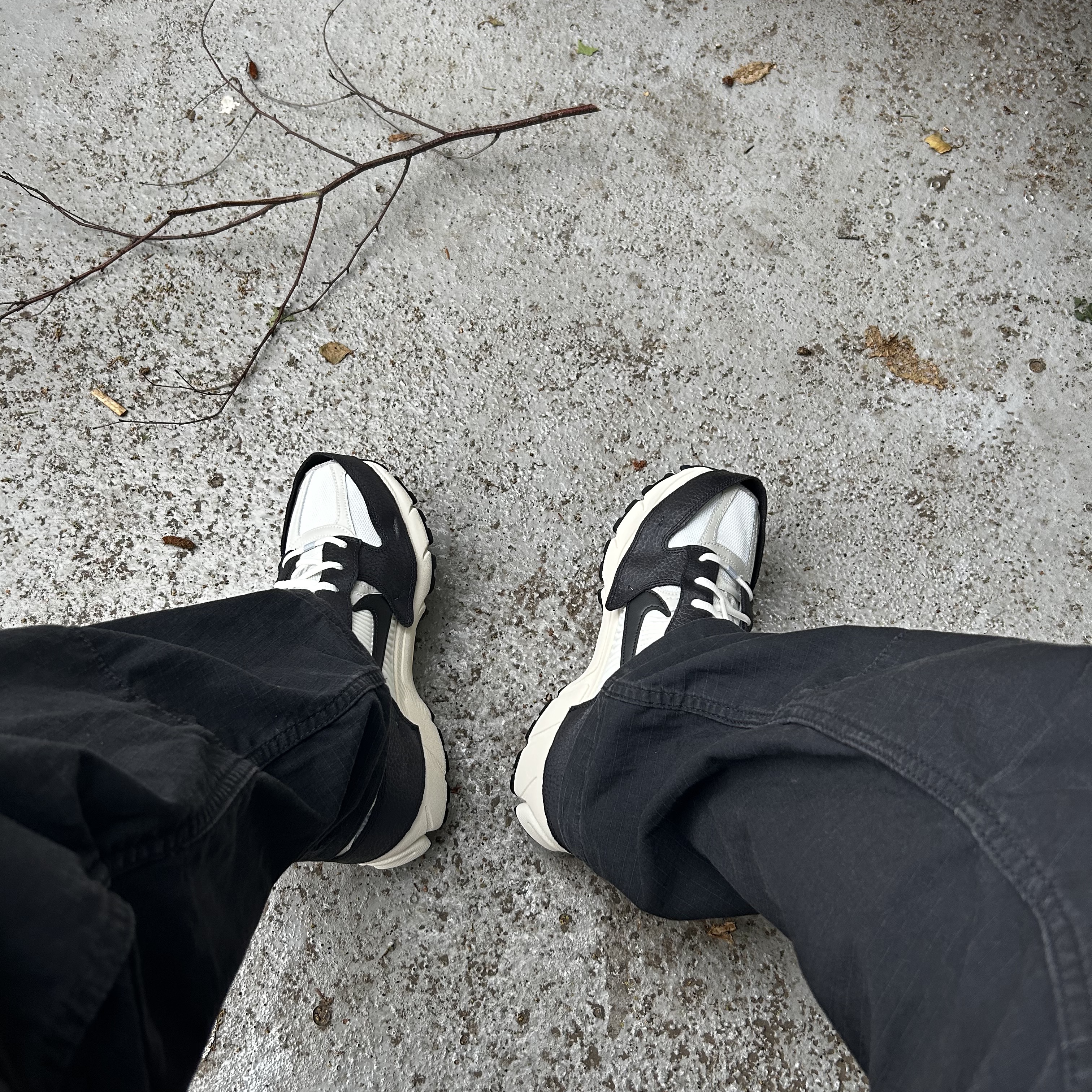 (W) Nike Zoom Vomero 5 Wolf Grey and Black 착용 스타일
