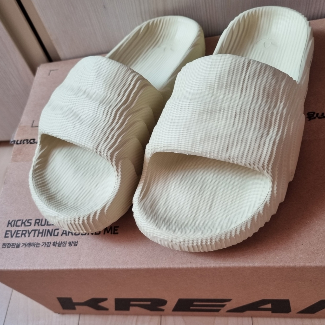 Adidas Adilette 22 Desert Sand 착용 스타일