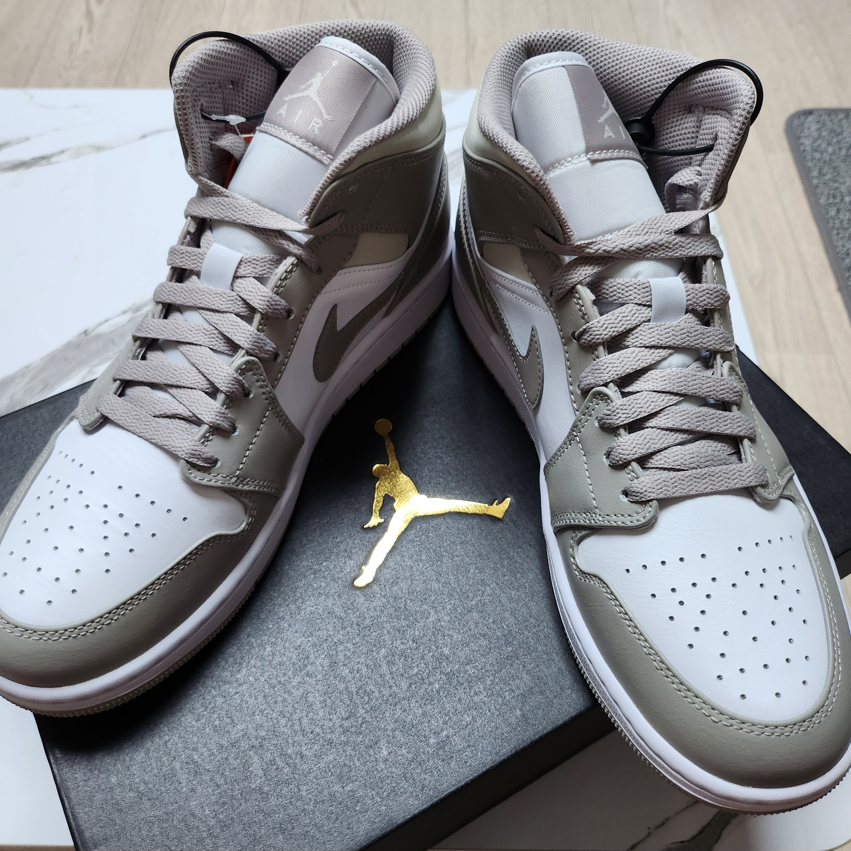 Jordan 1 Mid College Grey 착용 스타일 - 1