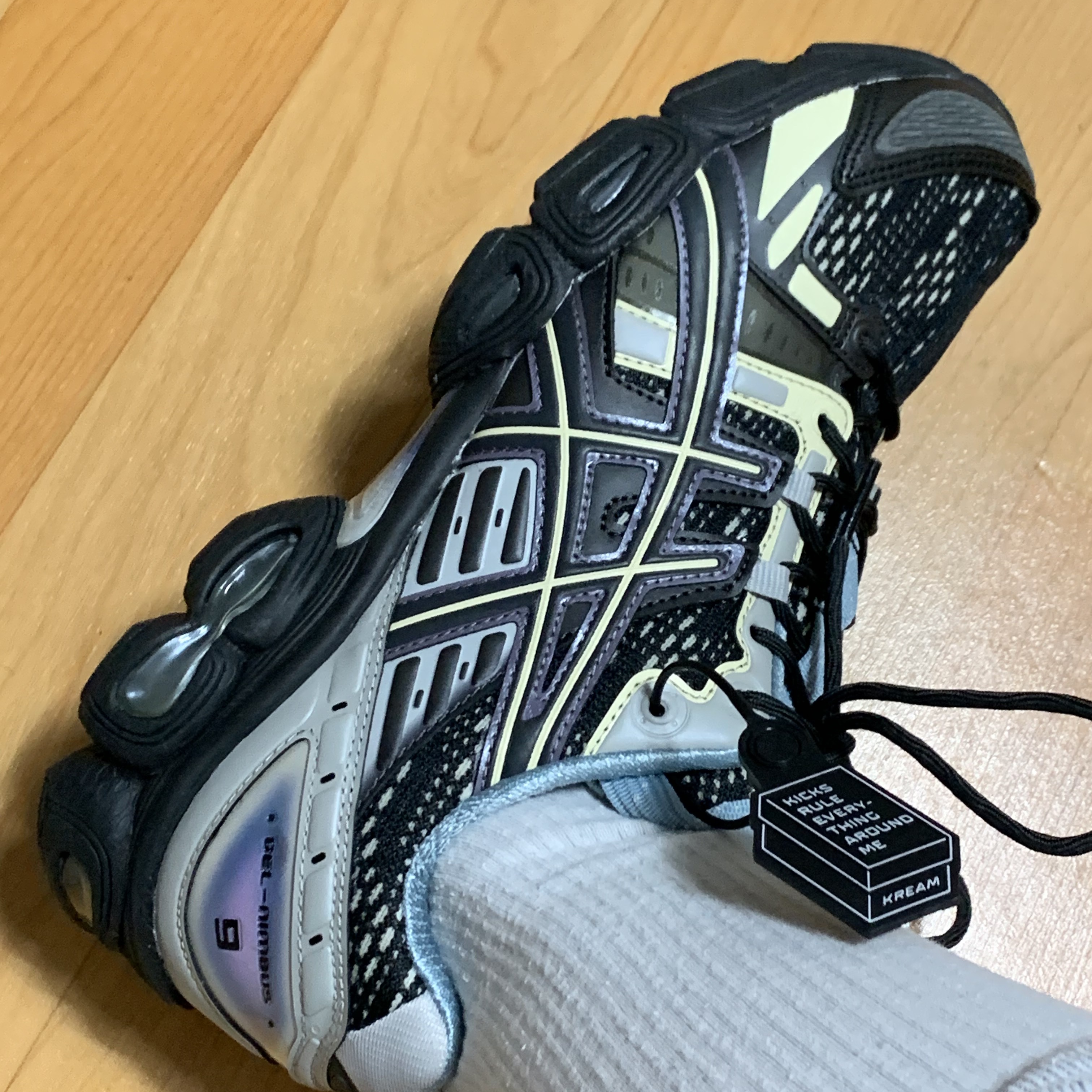 Asics UB5-S Gel-Nimbus 9 Black Gunmetal 착용 스타일