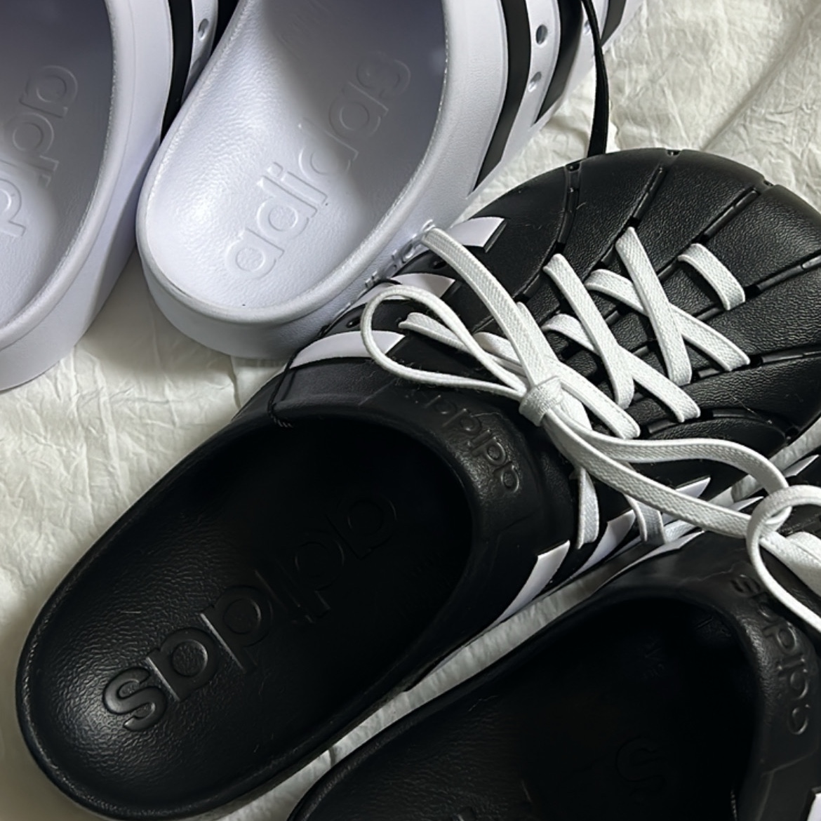 Adidas Adilette Clog Black White, Adidas Adilette Clog White Black 착용 스타일