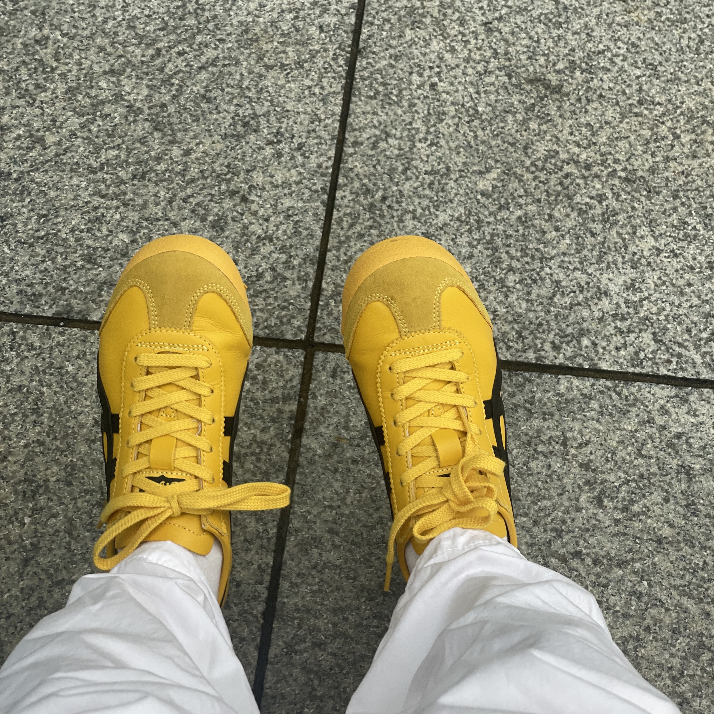 Onitsuka Tiger Mexico 66 Yellow Black 착용 스타일 - 1