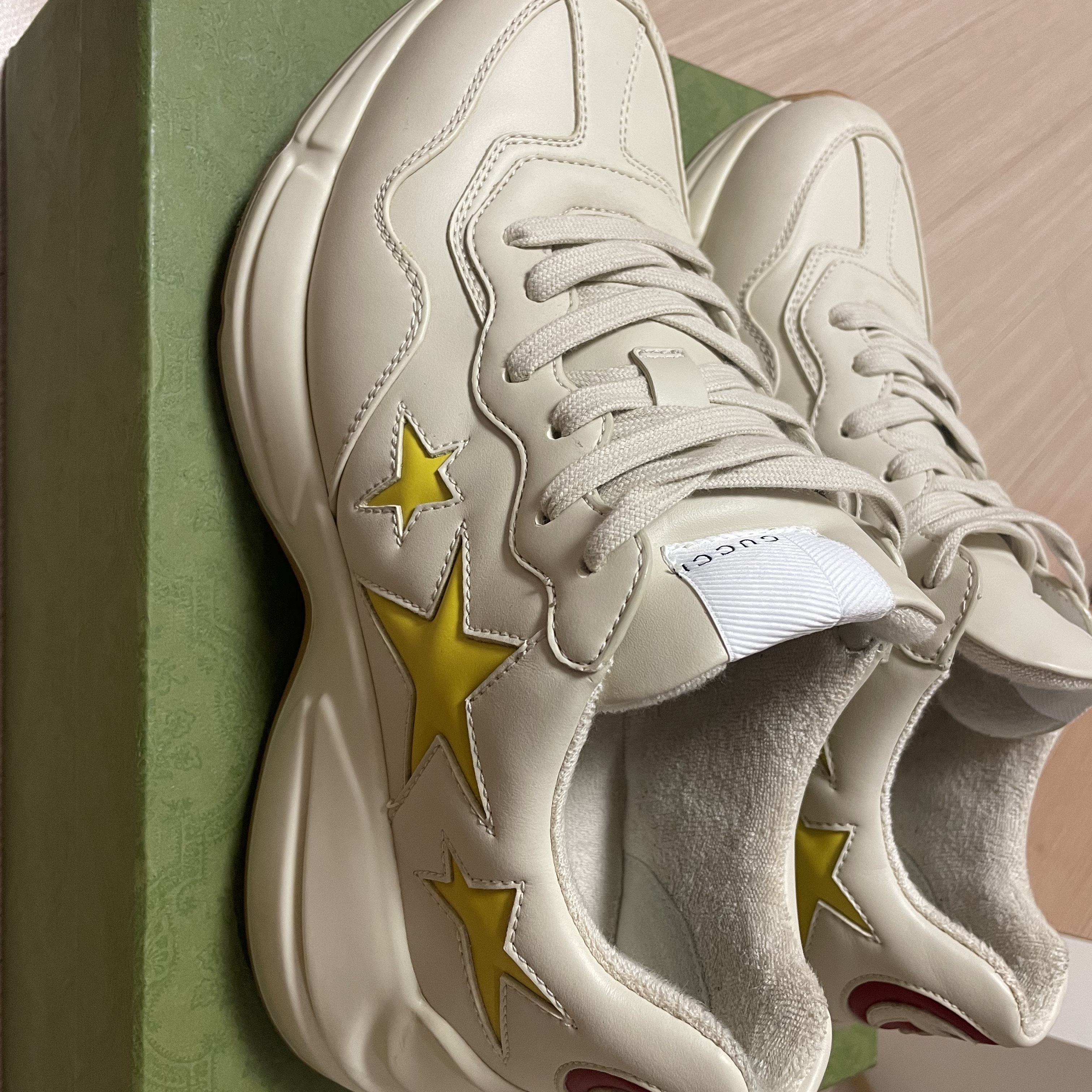 Gucci Rhyton Stars Sneakers 착용 스타일