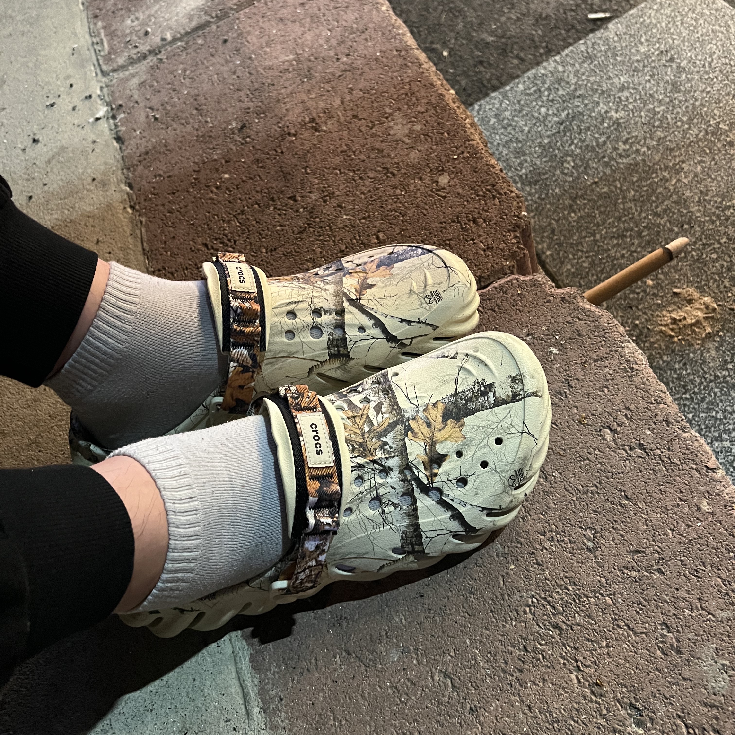 Crocs Echo Clog Real Tree Bone 착용 스타일