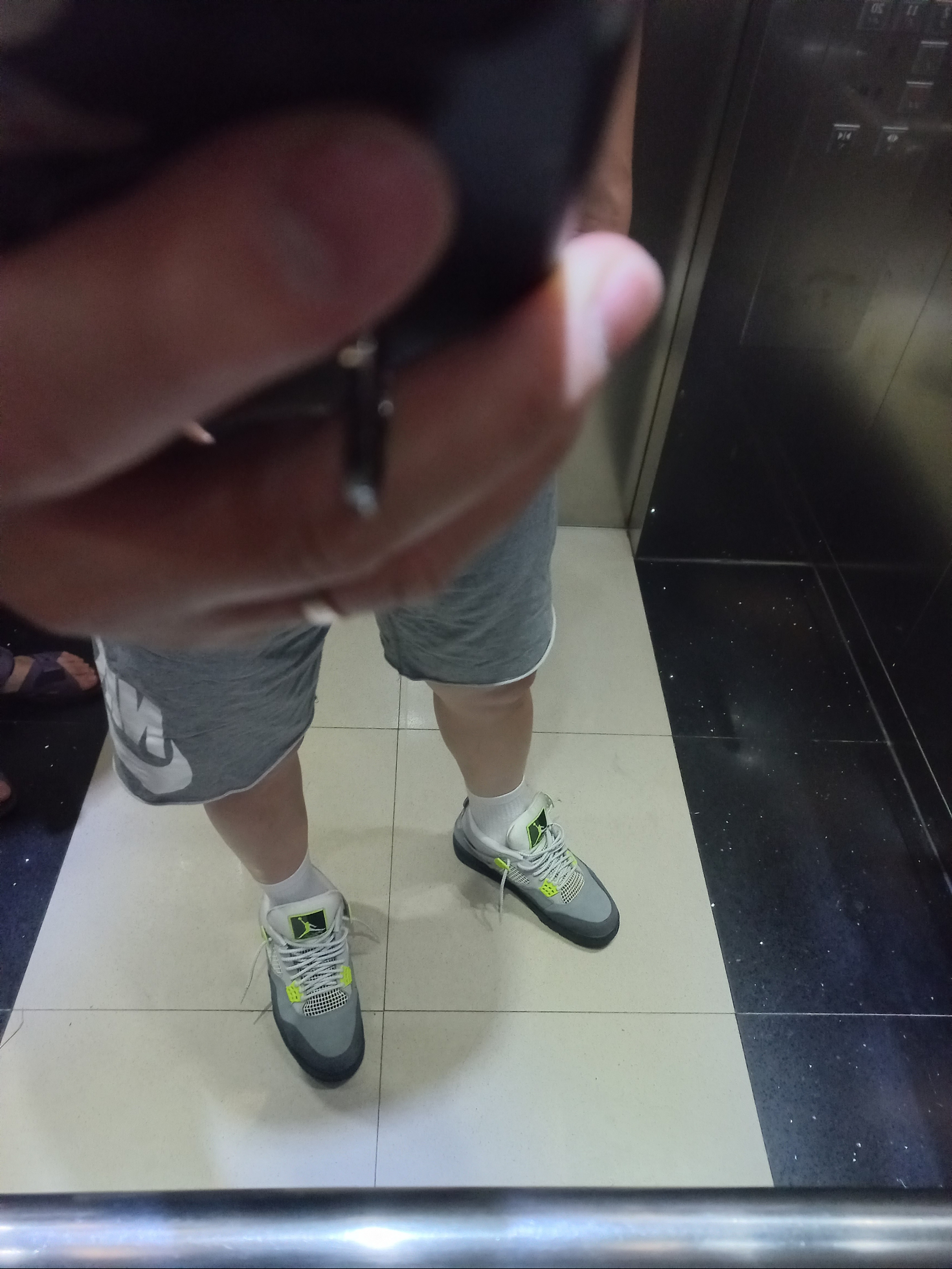 Jordan 4 Retro SE Neon 95, Thevinylhouse Old Car T-Shirt Charcoal 착용 스타일