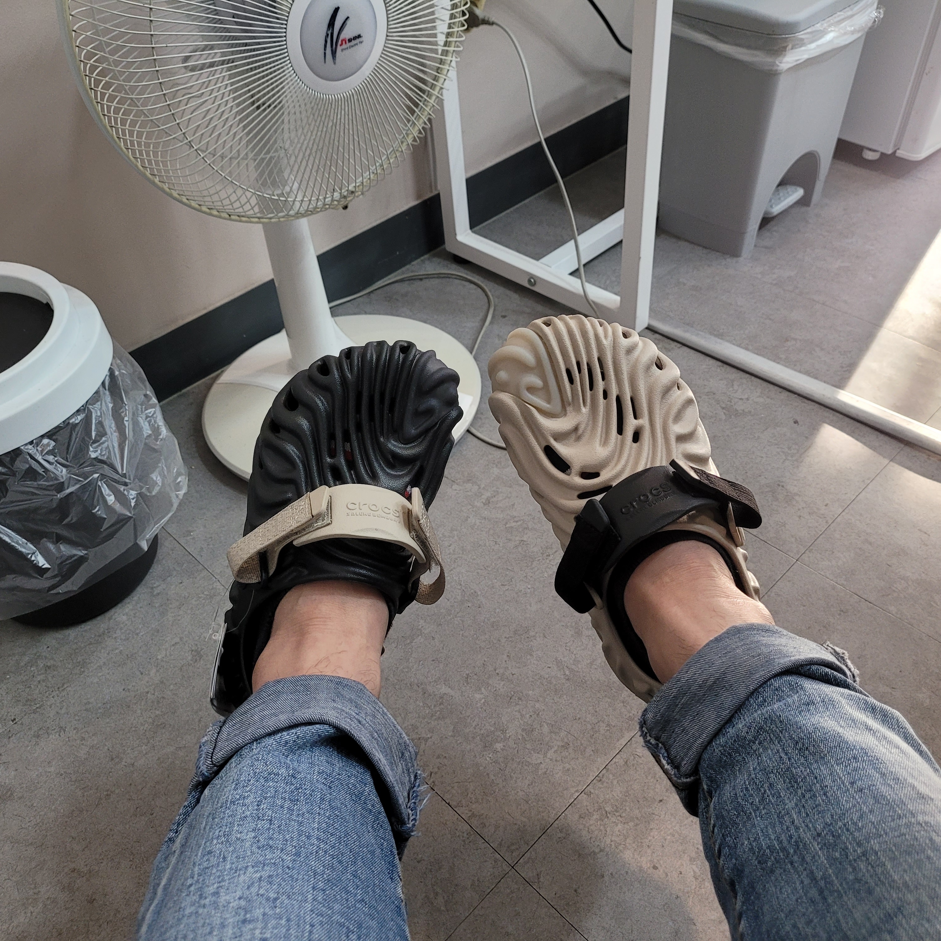 Crocs x Salehe Bembury Pollex Clog Horchata, Crocs x Salehe Bembury Pollex Clog Sasquatch 착용 스타일 - 5