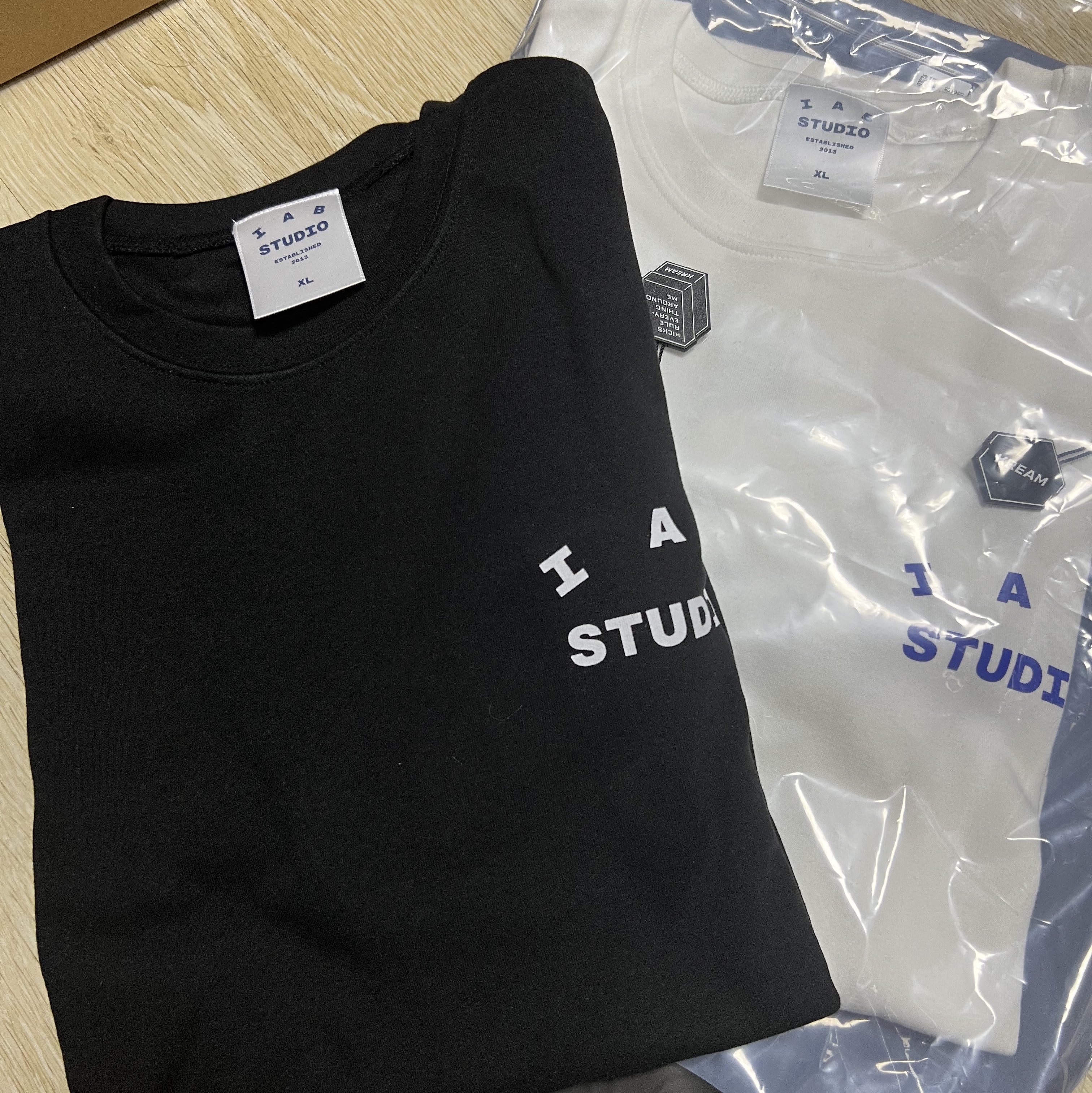 IAB Studio 10th Anniversary T-Shirts Pack White & Black (2 Pack) 착용 스타일