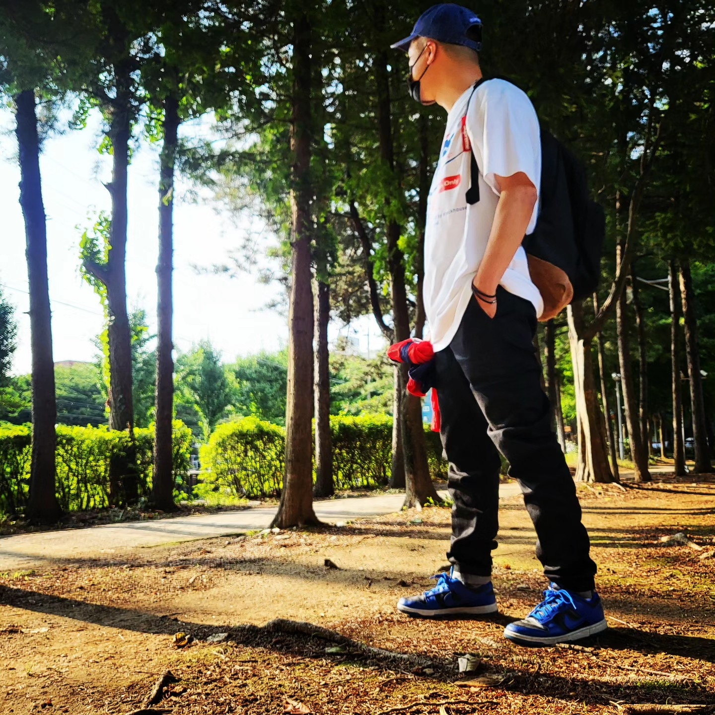 Supreme Pigment Canvas S Logo 6-Panel Navy - 23SS, Supreme Webbing Keychain Red - 23SS 착용 스타일 - 3