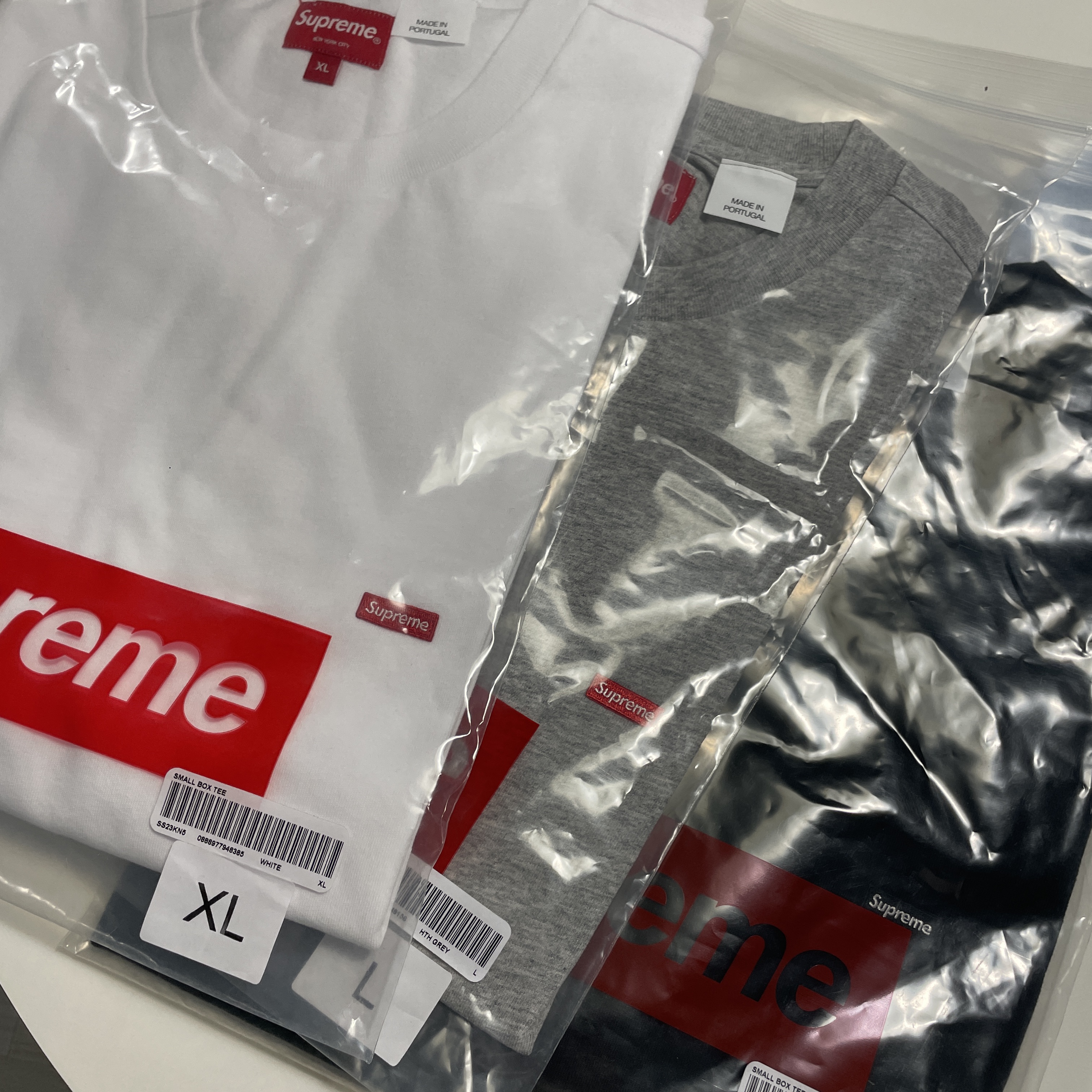 Supreme Small Box T-Shirt White, Supreme Small Box T-Shirt Black 착용 스타일
