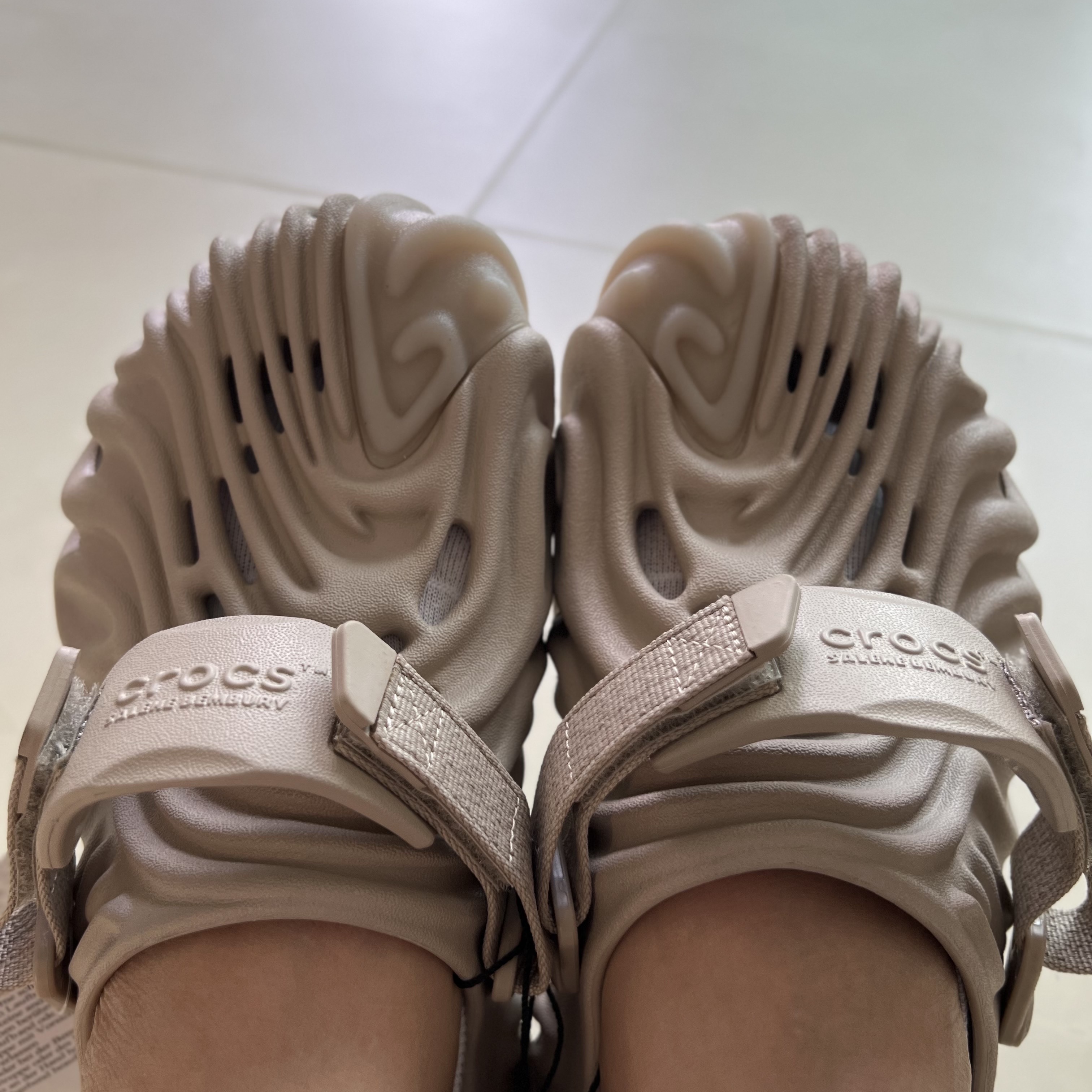Crocs x Salehe Bembury Pollex Clog Horchata 착용 스타일 - 2