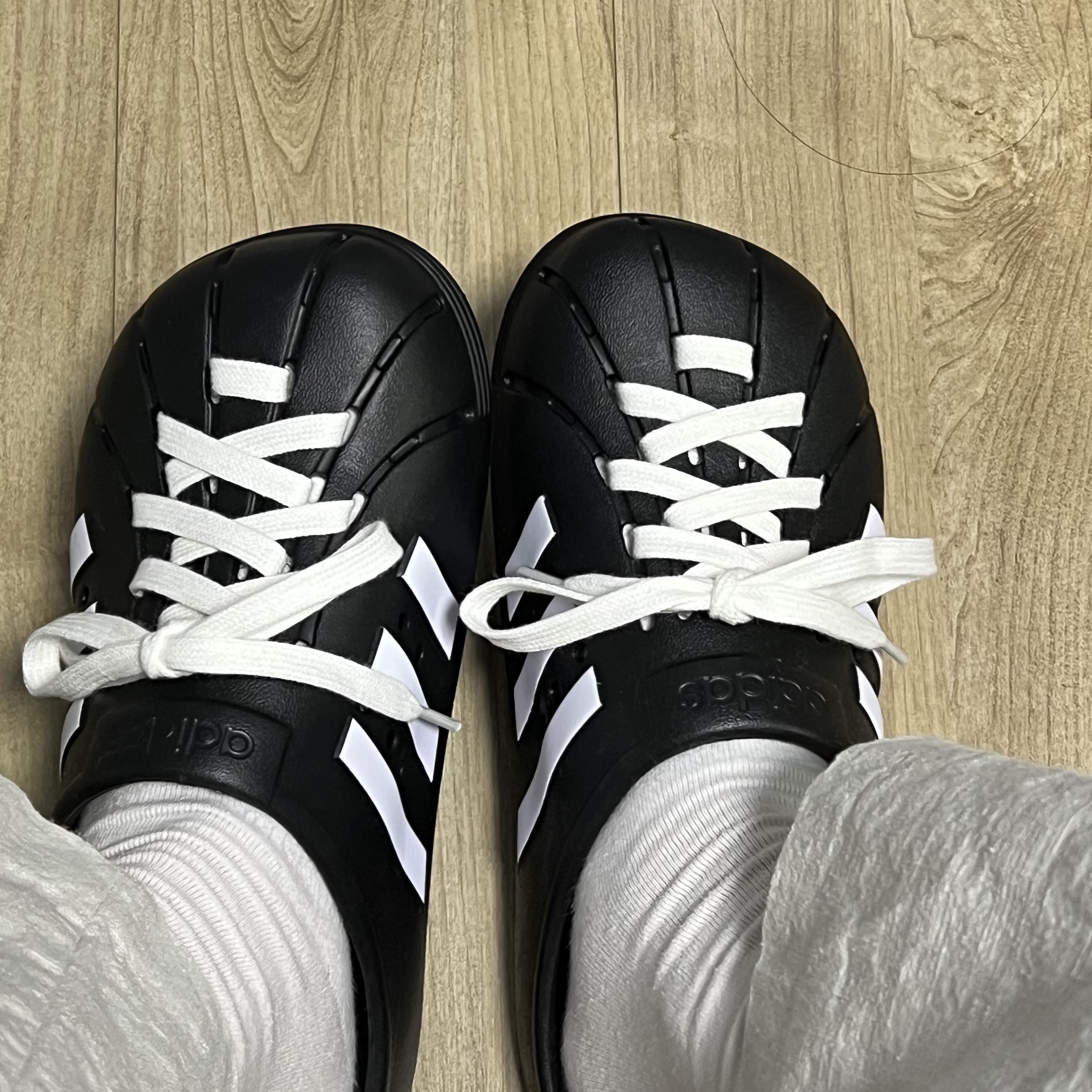 Adidas Adilette Clog Black White 착용 스타일 - 1