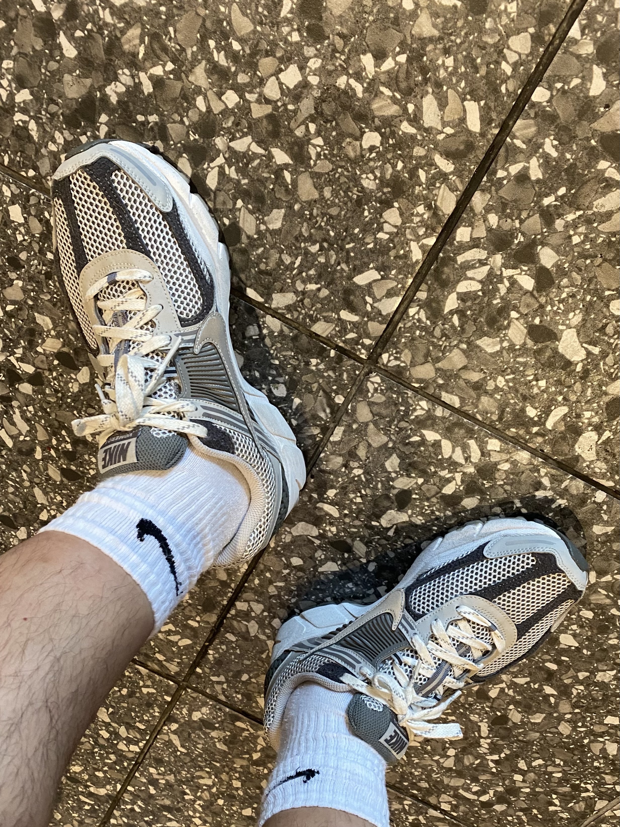 Nike Zoom Vomero 5 PRM Light Iron Ore and Flat Fewter 착용 스타일