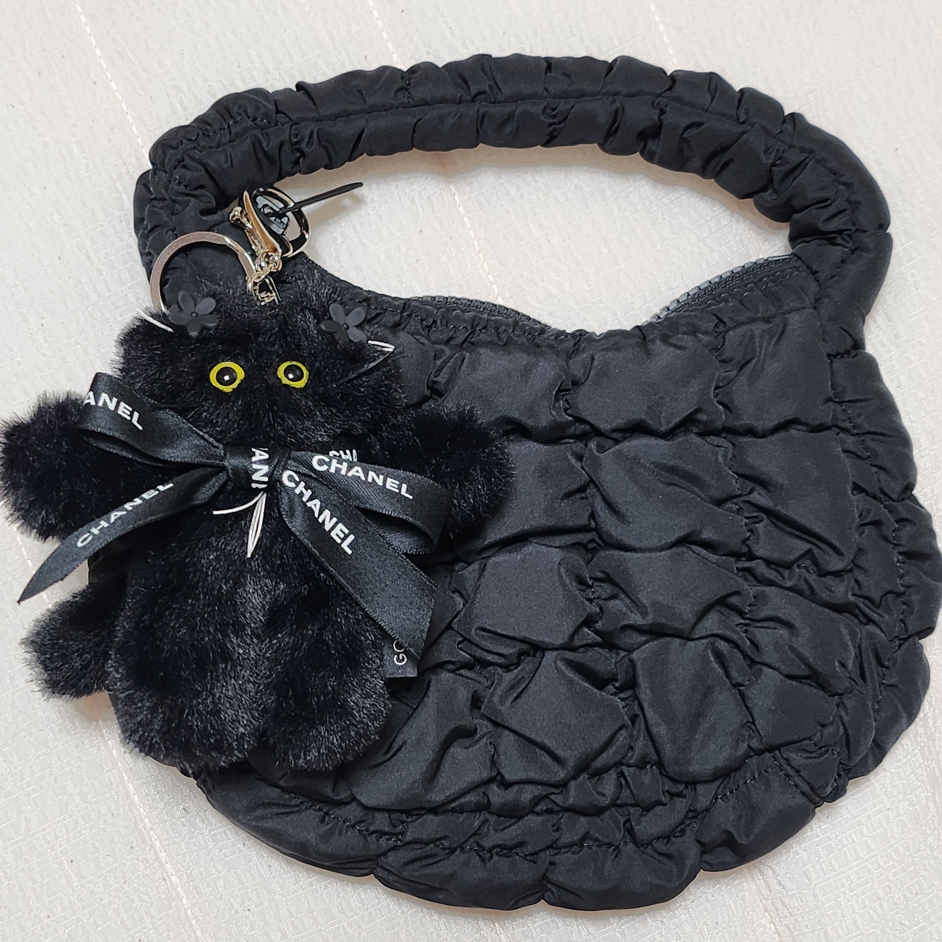 COS Quilted Micro Bag Black, Godashin Cats Keyring Black 착용 스타일