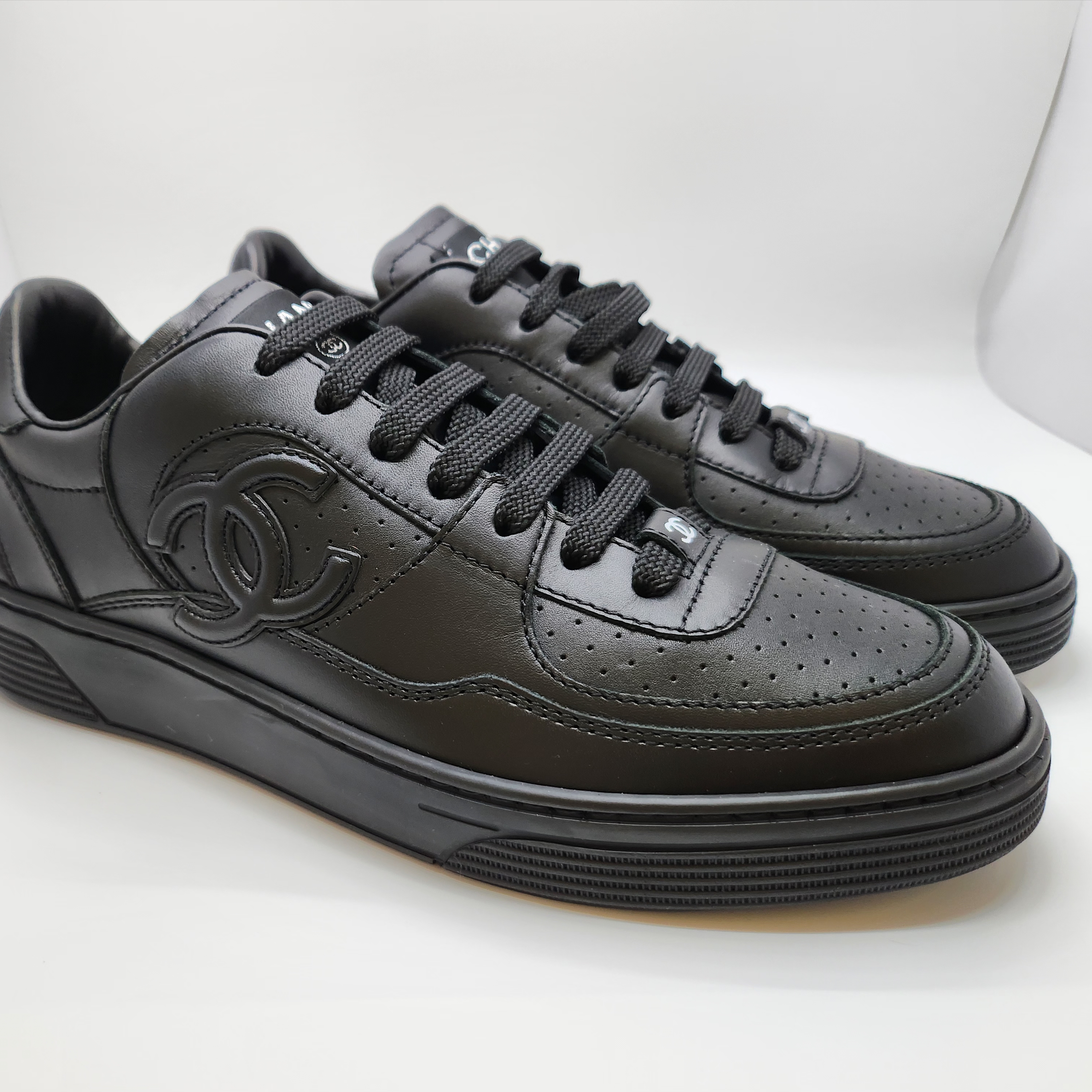 (W) Chanel Sneakers Calfskin & Black 착용 스타일