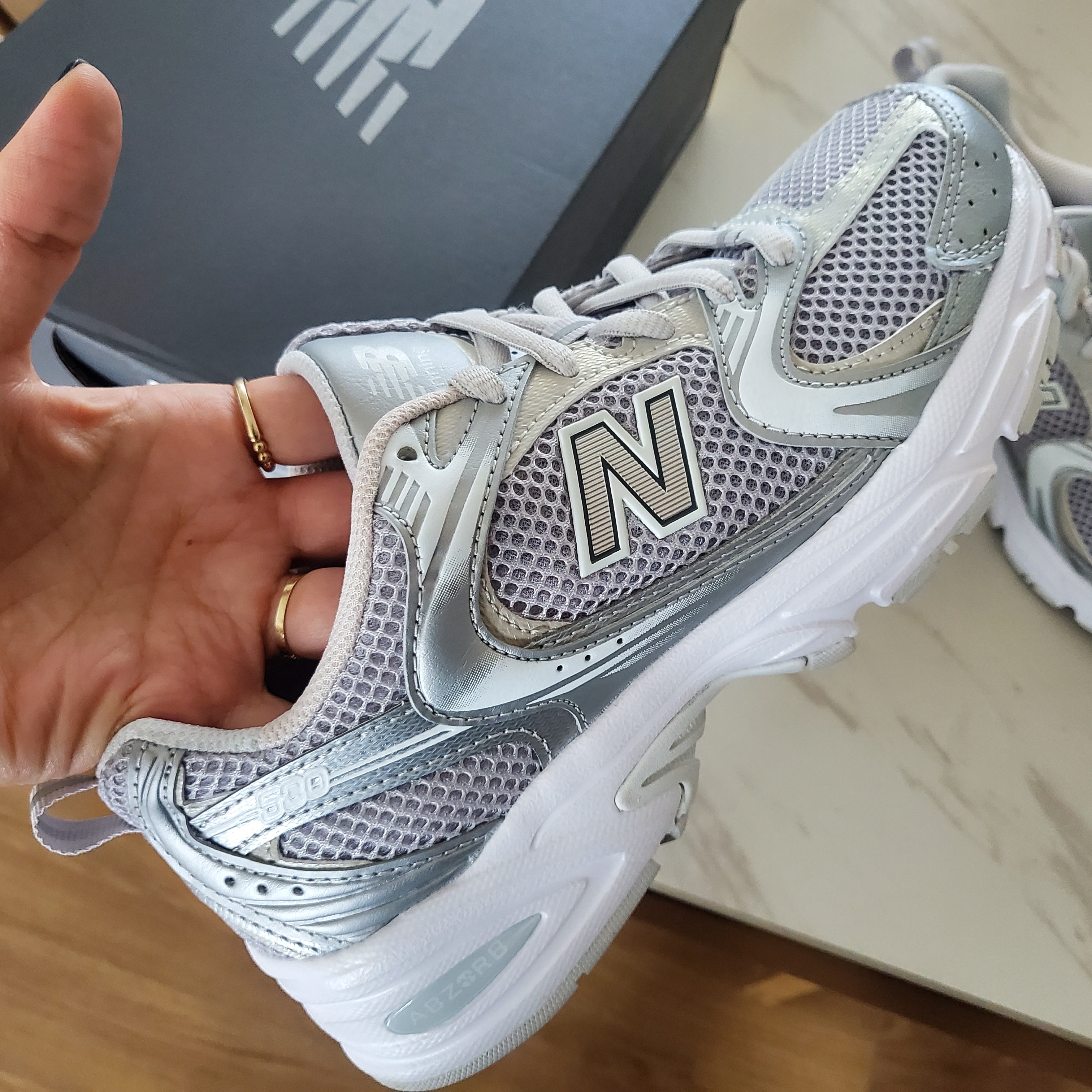 New Balance 530 Silver Grey 착용 스타일 - 2