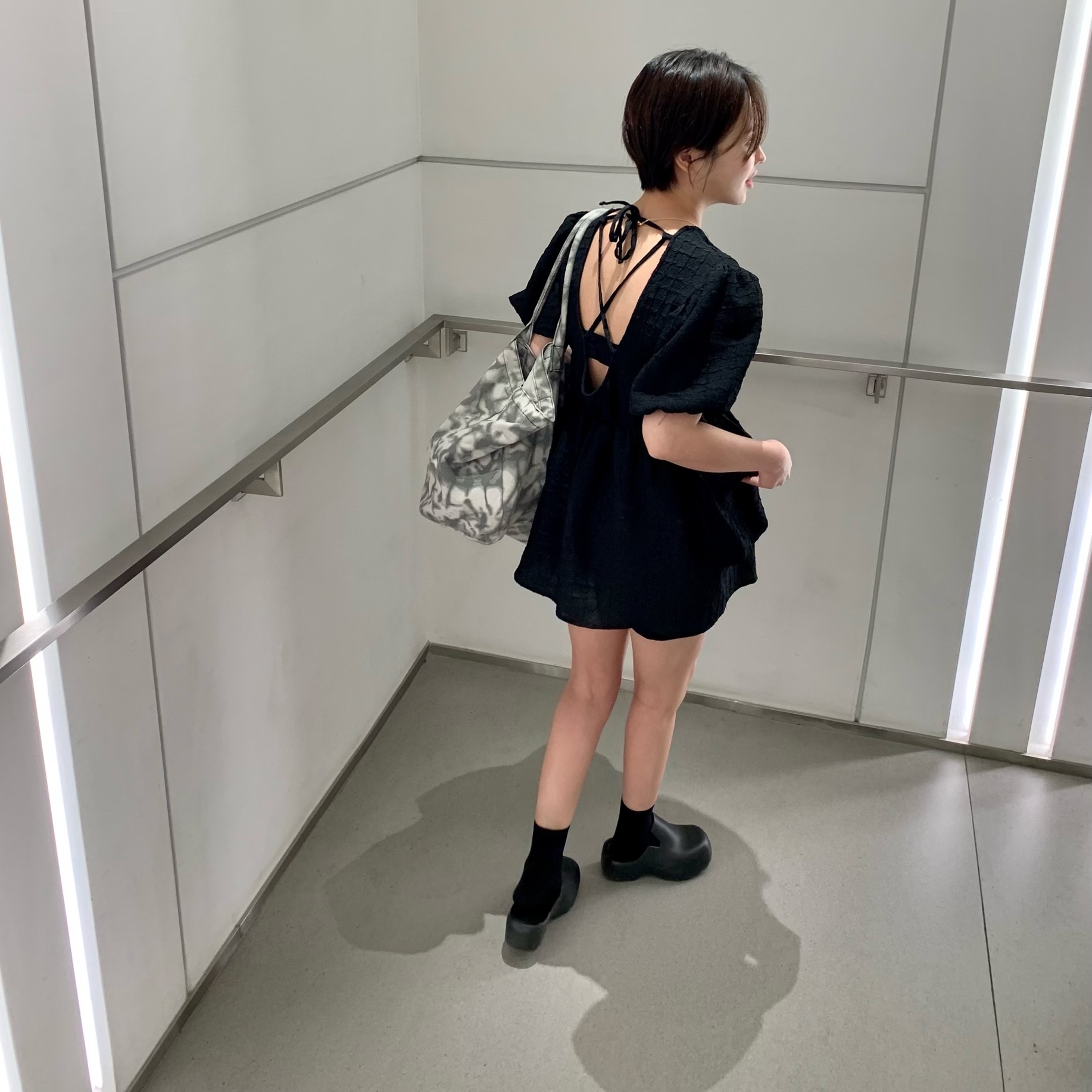 Bottega Veneta Rubber Flash Clog Black 착용 스타일 - 1