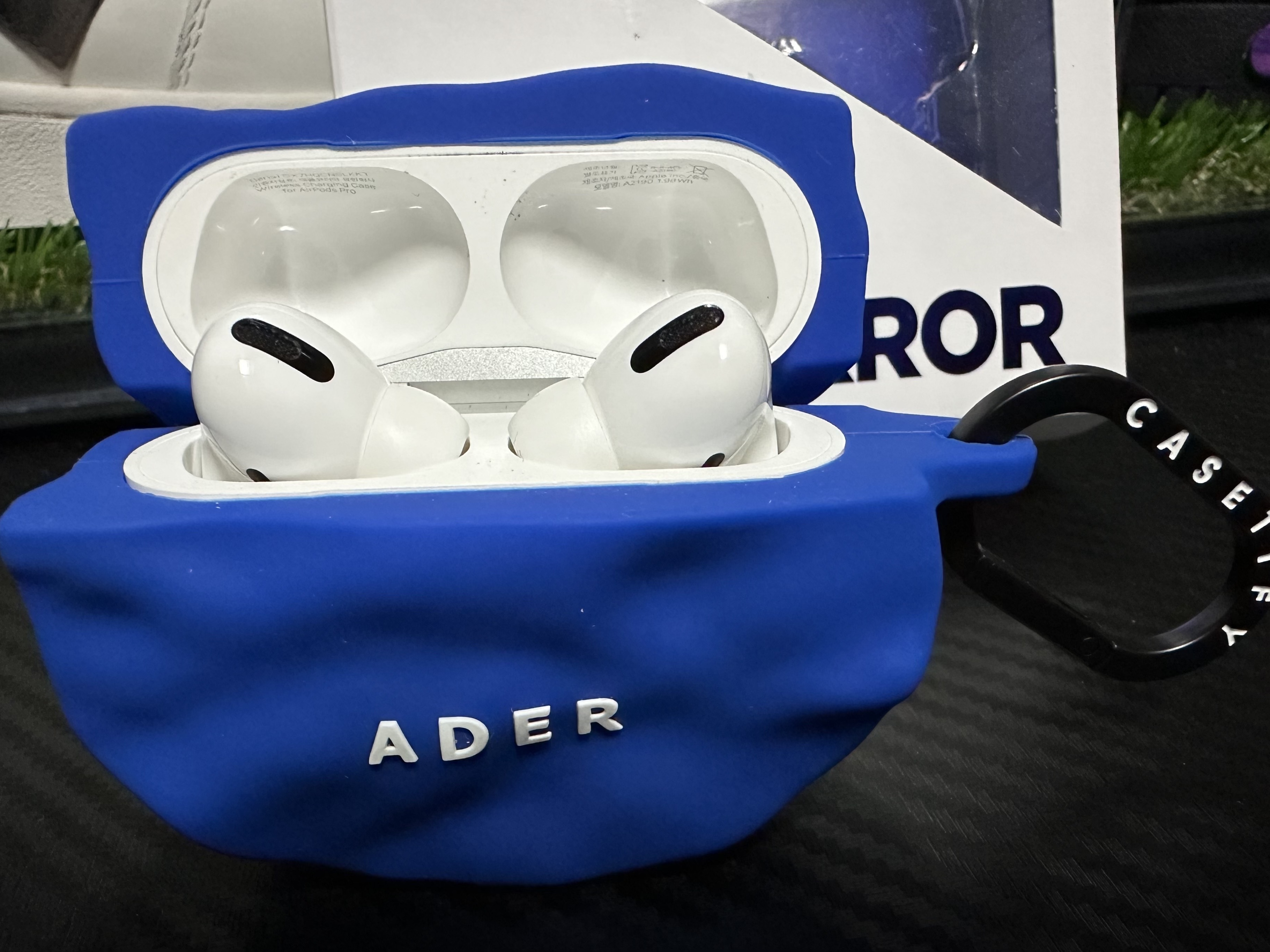Casetify x Ader Error Wavy Collectable AirPods Pro 1st/2nd gen Case Blue 착용 스타일 - 2