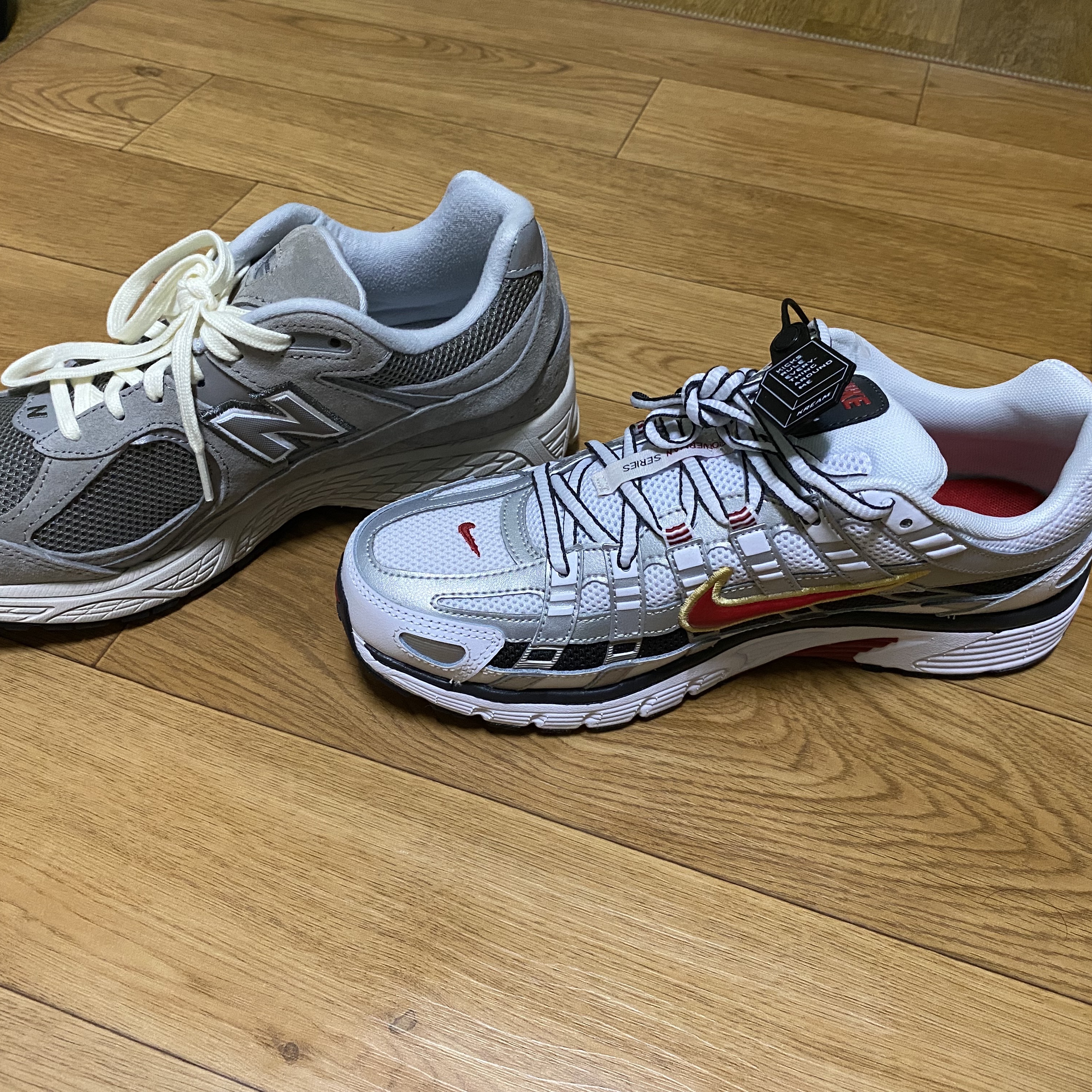 (W) Nike P-6000 Metallic Silver Red, New Balance 2002R Grey 착용 스타일