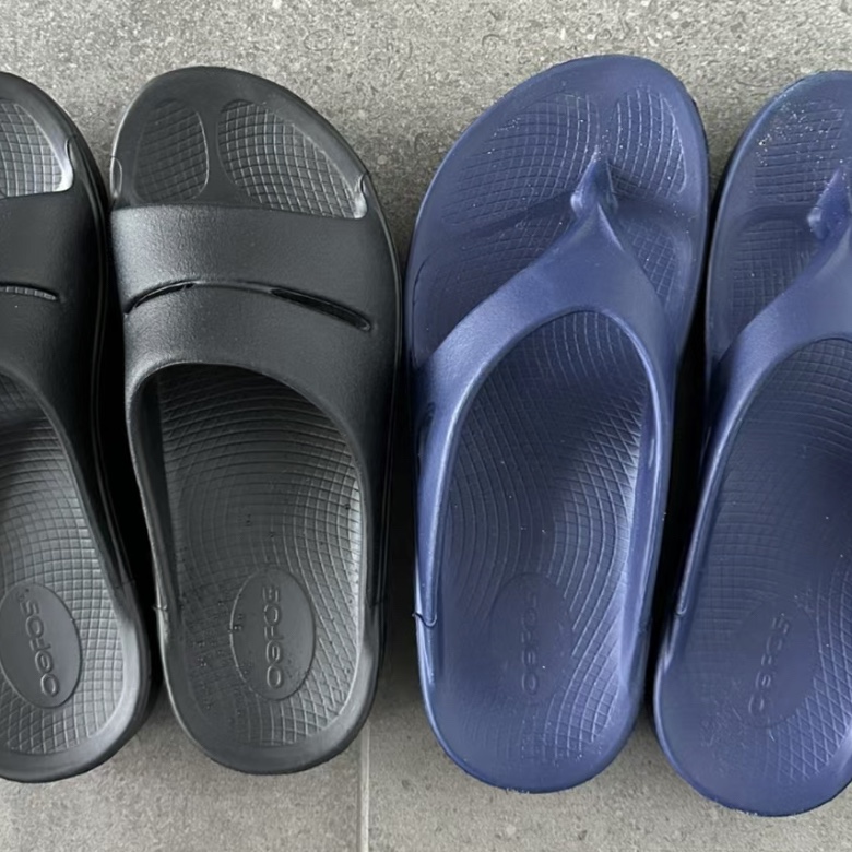 Oofos Ooahh Slide Black, Oofos OOriginal Navy 착용 스타일