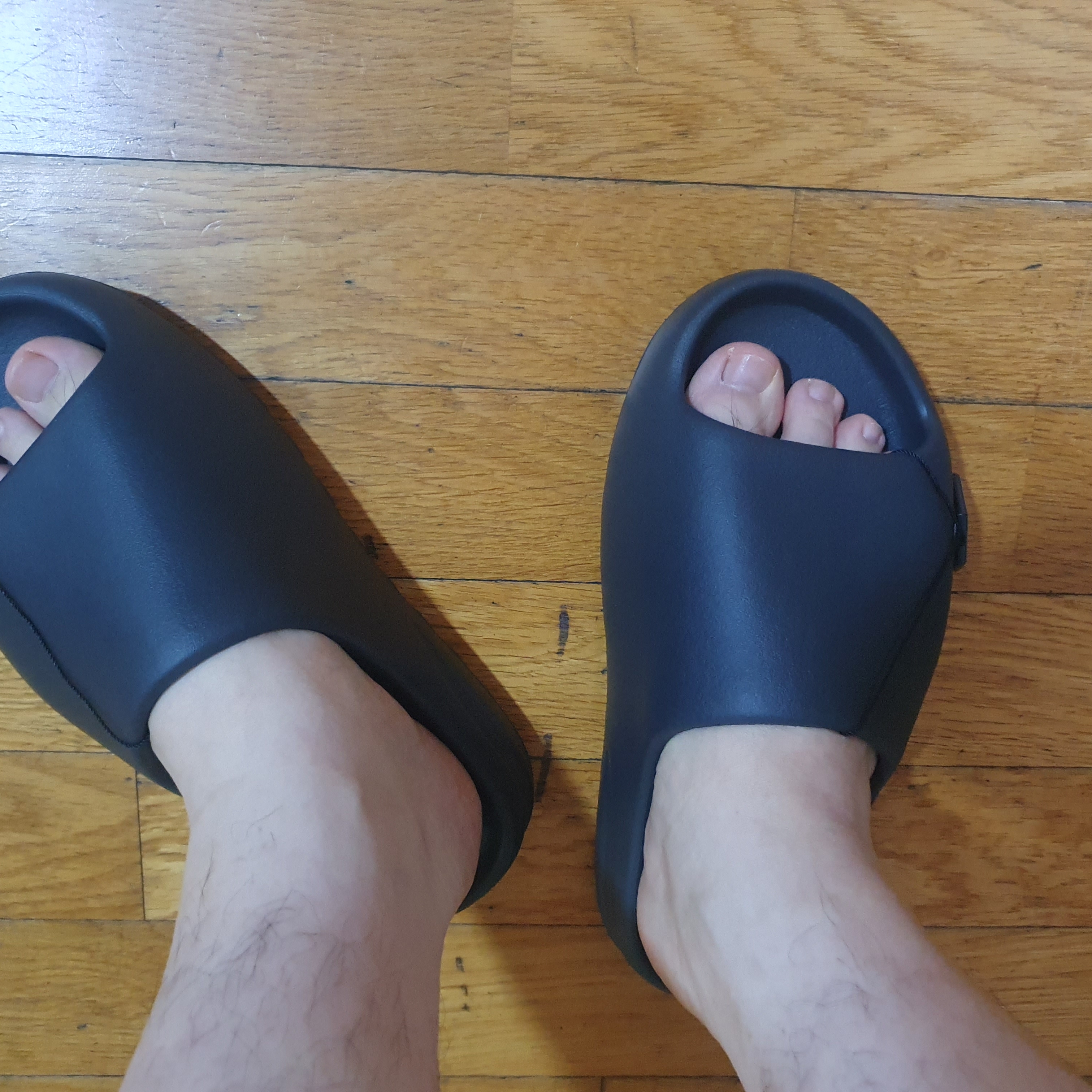 Adidas Yeezy Slide Onyx 착용 스타일
