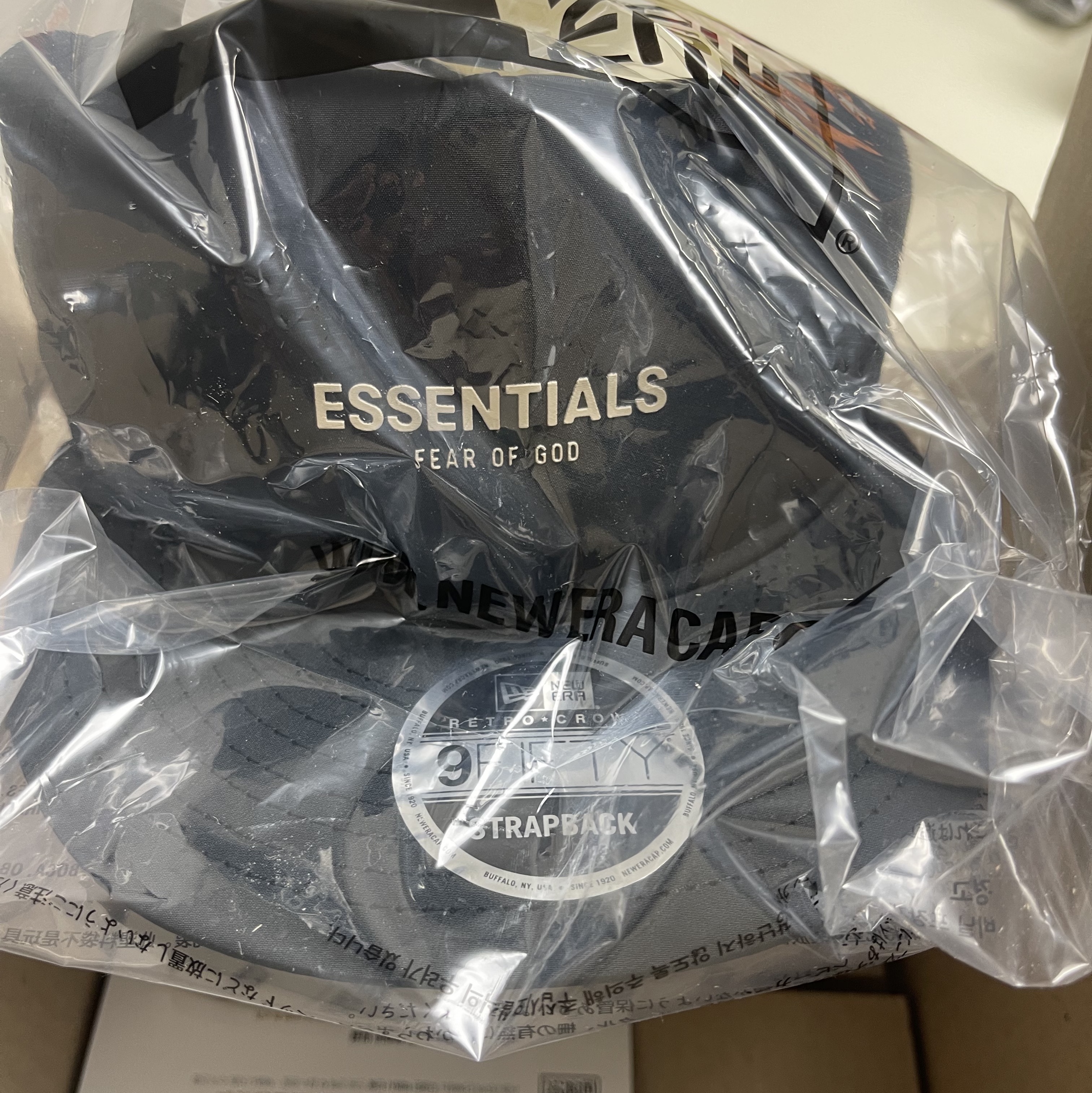 Essentials x New Era Retro Crown Strapback Black 착용 스타일