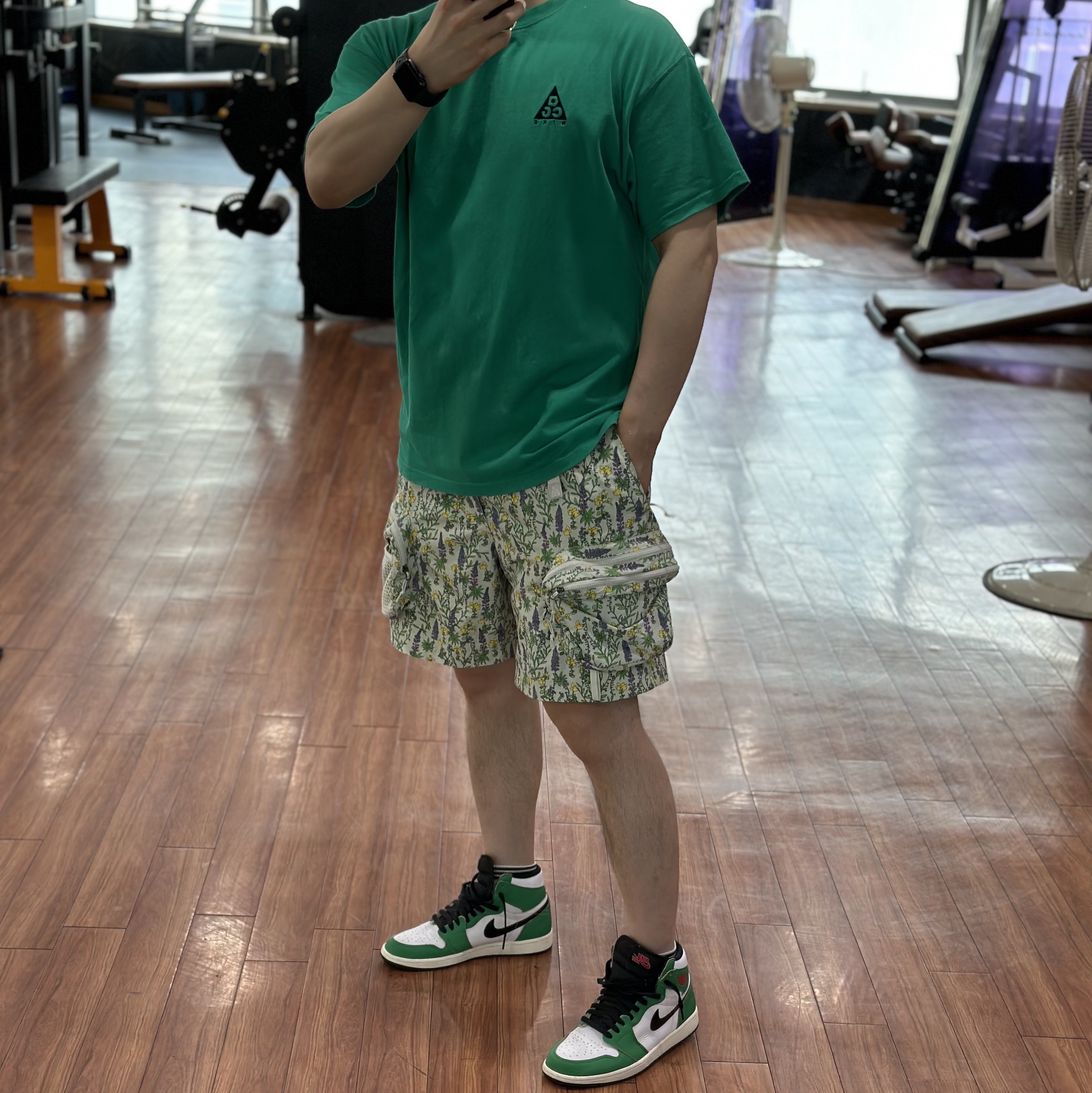 (W) Jordan 1 Retro High OG Lucky Green, Nike ACG Snowgrass Allover Print Cargo Shorts Light Bone - Asia 착용 스타일