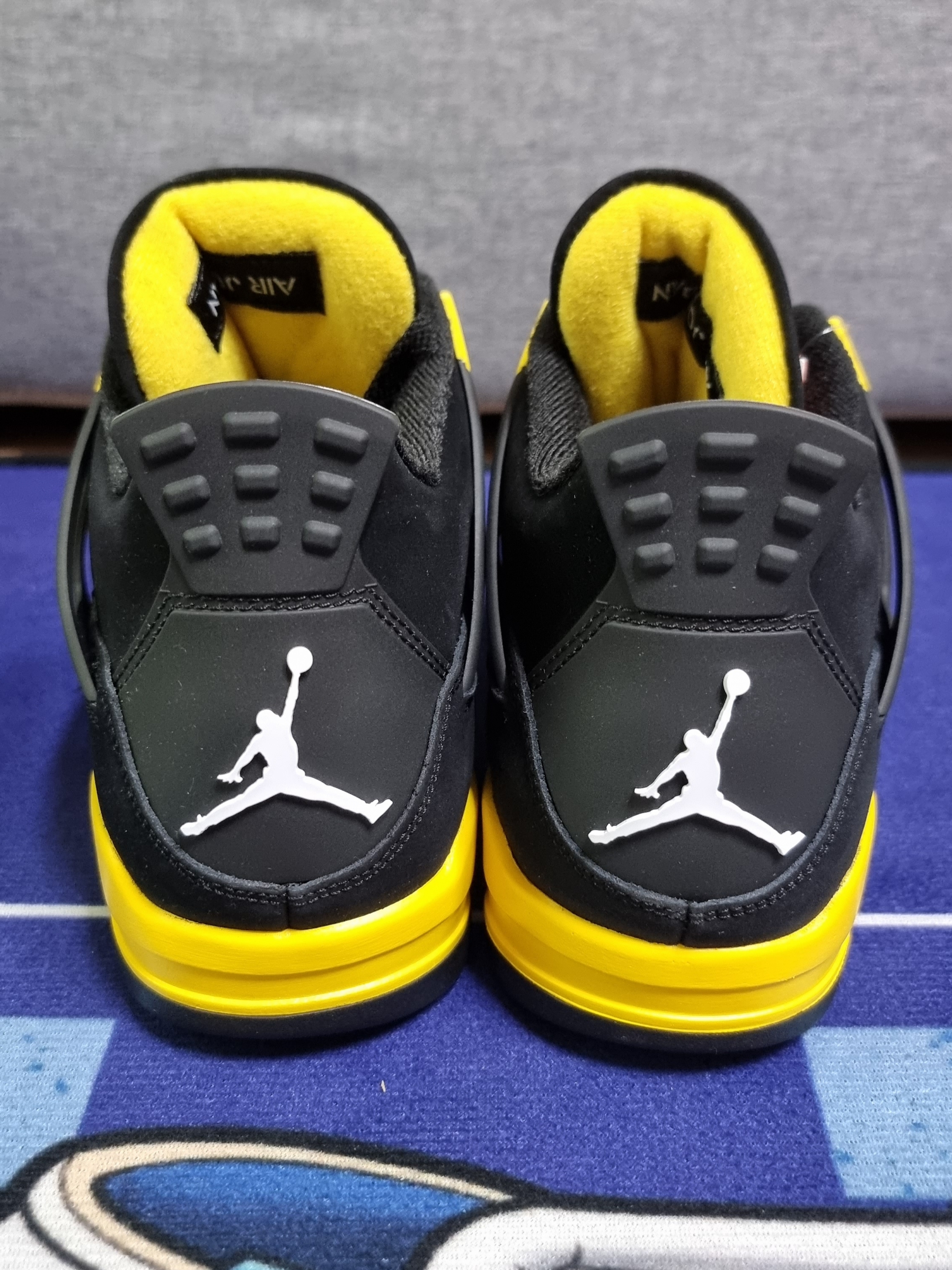 Jordan 4 Retro Thunder 2023 착용 스타일 - 3