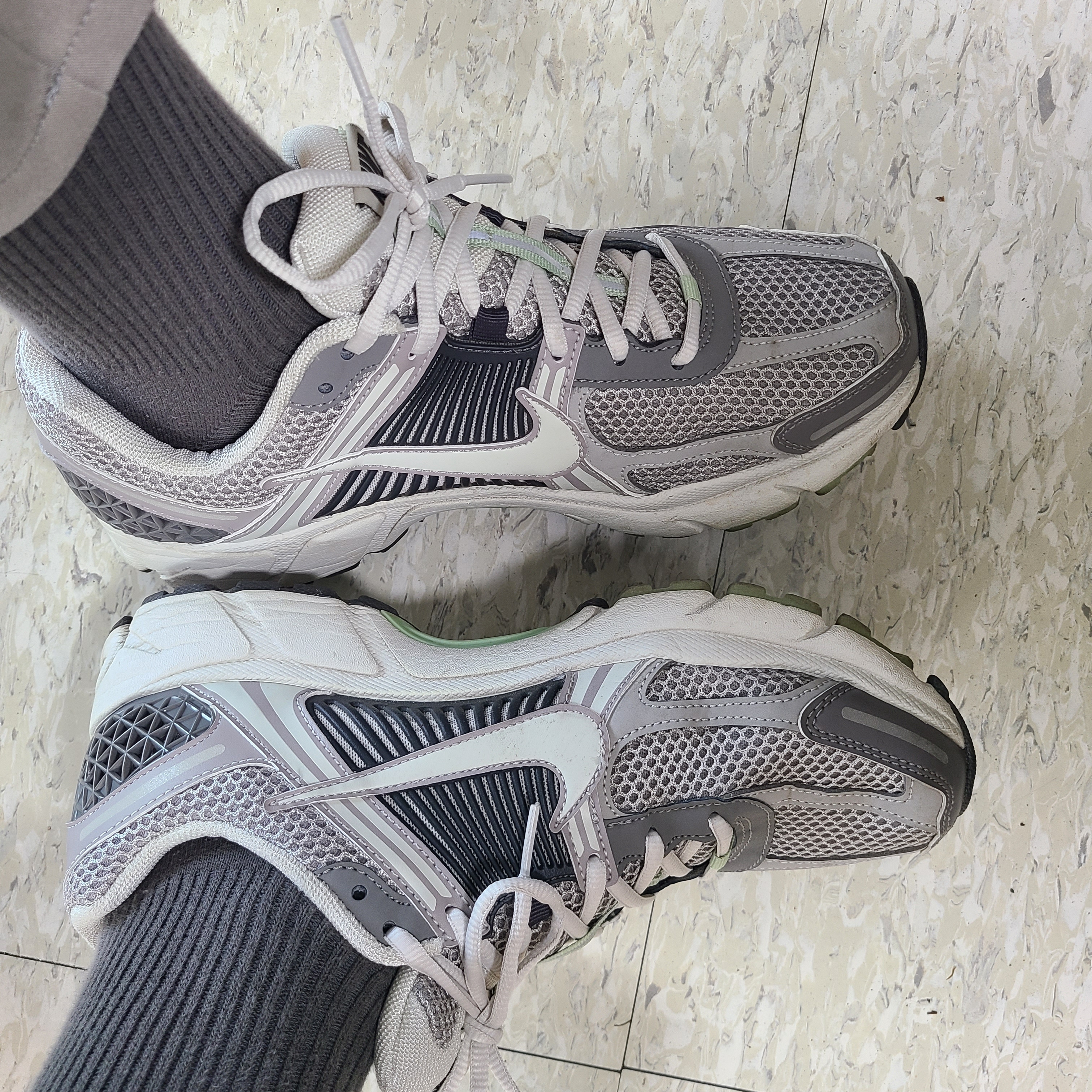 (W) Nike Zoom Vomero 5 Cobblestone and Flat Pewter 착용 스타일